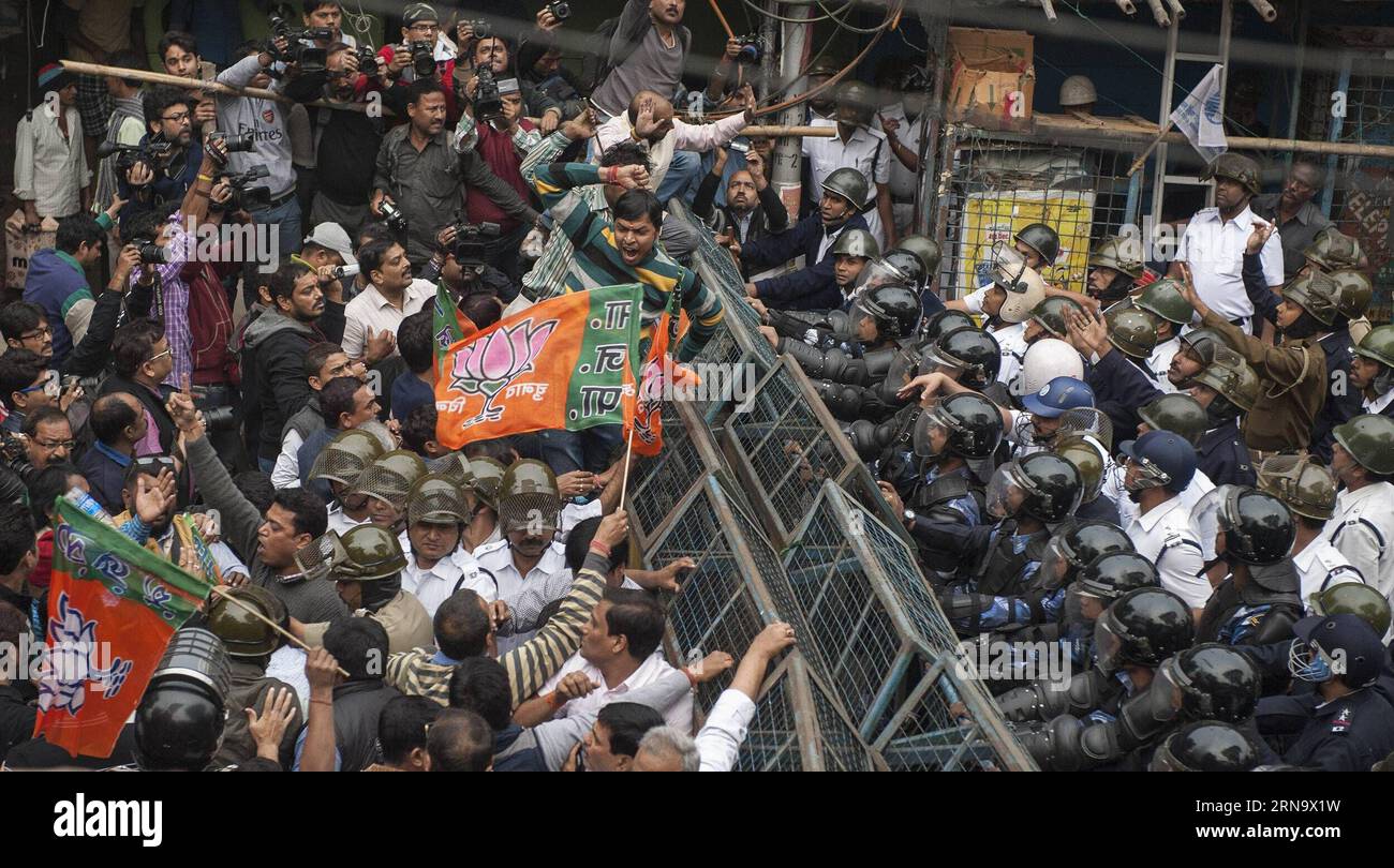 (151222) -- KOLKATA, 22 décembre 2015 -- des partisans indiens du parti Bharatiya Janata (BJP) participent à un programme de violation de la loi contre le gouvernement local à Kolkata, capitale de l'État indien oriental du Bengale occidental, 22 décembre 2015.) INDE-KOLKATA-BJP-VIOLATION DE LA LOI TumpaxMondal PUBLICATIONxNOTxINxCHN 151222 Kolkata DEC 22 2015 les partisans indiens du parti Bharatiya Janata BJP participent à un programme de violation de la loi contre le gouvernement local à Kolkata capitale de l'État indien oriental du Bengale OCCIDENTAL DEC 22 2015 Inde Kolkata BJP violation de la loi TumpaxMondal PUBLICATIONxNOTxNOTxINxINxINXNotin Banque D'Images