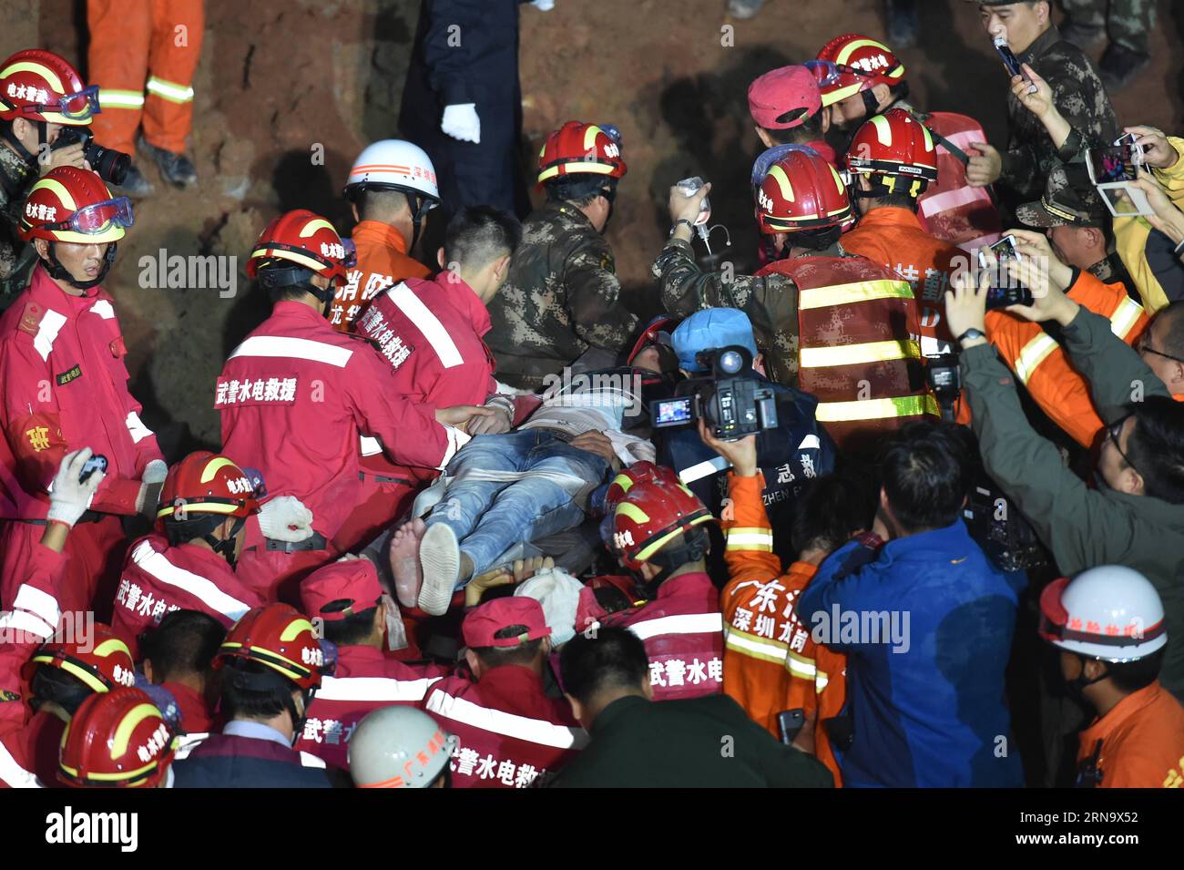 (151223) -- SHENZHEN, 23 décembre 2015 -- Un survivant a été trouvé sur le site d'un glissement de terrain dans un parc industriel de Shenzhen, dans la province du Guangdong du sud de la Chine, le 23 décembre 2015. Un homme a été sorti vivant tôt mercredi matin plus de 60 heures après un glissement de terrain à Shenzhen. ) (lfj) CHINA-SHENZHEN-LANDSLIDE-SURVIVOR (CN) LiangxXu PUBLICATIONxNOTxINxCHN Shenzhen DEC 23 2015 un survivant EST trouvé SUR le site de glissement de terrain À au parc industriel de Shenzhen South China S Guangdong province DEC 23 2015 un homme qui a retiré Herrera tôt mercredi matin plus de 60 heures après un glissement de terrain à Shenzhe Banque D'Images
