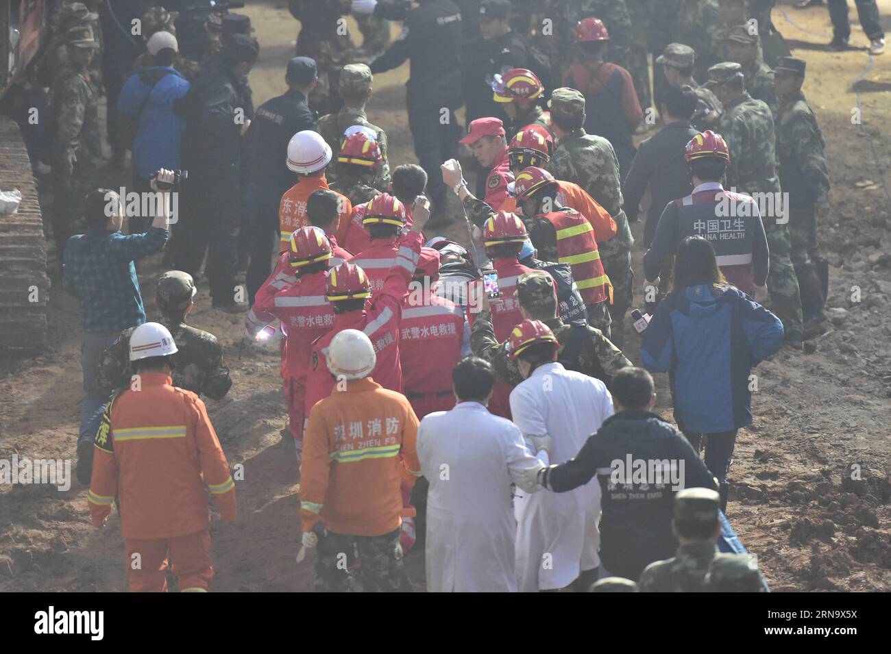(151223) -- SHENZHEN, 23 décembre 2015 -- Un survivant a été trouvé sur le site d'un glissement de terrain dans un parc industriel de Shenzhen, dans la province du Guangdong du sud de la Chine, le 23 décembre 2015. Un homme a été sorti vivant tôt mercredi matin plus de 60 heures après un glissement de terrain à Shenzhen. ) (lfj) CHINA-SHENZHEN-LANDSLIDE-SURVIVOR (CN) LiangxXu PUBLICATIONxNOTxINxCHN Shenzhen DEC 23 2015 un survivant EST trouvé SUR le site de glissement de terrain À au parc industriel de Shenzhen South China S Guangdong province DEC 23 2015 un homme qui a retiré Herrera tôt mercredi matin plus de 60 heures après un glissement de terrain à Shenzhe Banque D'Images