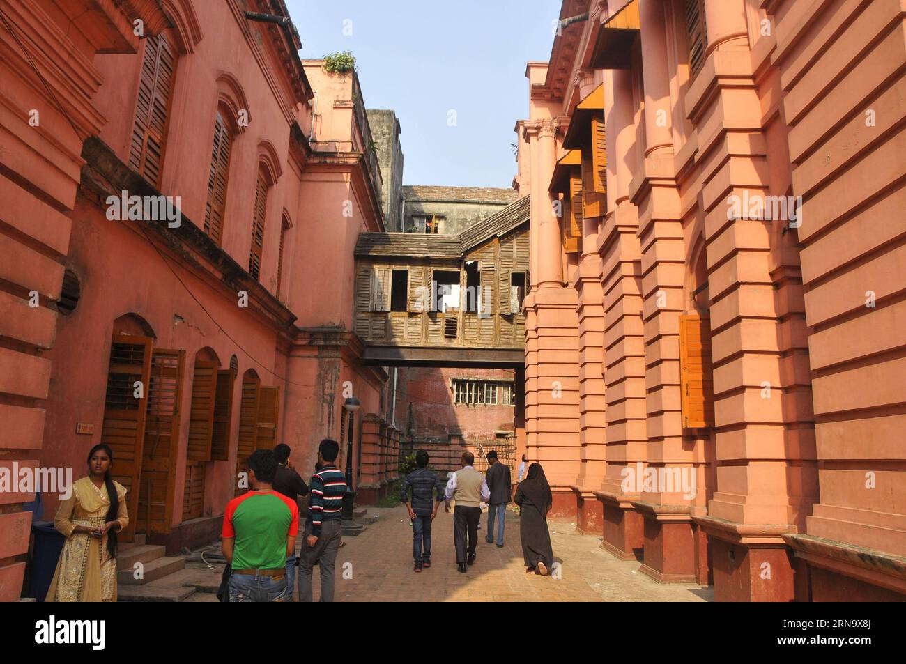 (151223) -- DHAKA, 22 décembre 2015 -- des touristes visitent un site historique appelé Ahsan Manzil, palais résidentiel de la famille Dhaka Nawab à Dhaka, Bangladesh, 22 décembre 2015. Dernier Nawbab de Dhaka a construit le palais Ahsan Manzil, qui est maintenant l'un des lieux d'intérêt les plus renommés au Bangladesh. BANGLADESH-DHAKA-HISTORICAL SITE-AHSAN MANZIL SharifulxIslam PUBLICATIONxNOTxINxCHN 151223 Dhaka DEC 22 2015 touristes visitent un site historique appelé Ahsan Manzil Palais résidentiel de la famille Dhaka Nawab à Dhaka Bangladesh DEC 22 2015 Load of Dhaka Construction du Palais Ahsan Manzil qui EST maintenant un Banque D'Images