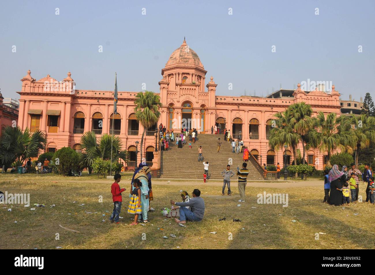 (151223) -- DHAKA, 22 décembre 2015 -- des touristes visitent un site historique appelé Ahsan Manzil, palais résidentiel de la famille Dhaka Nawab à Dhaka, Bangladesh, 22 décembre 2015. Dernier Nawbab de Dhaka a construit le palais Ahsan Manzil, qui est maintenant l'un des lieux d'intérêt les plus renommés au Bangladesh. BANGLADESH-DHAKA-HISTORICAL SITE-AHSAN MANZIL SharifulxIslam PUBLICATIONxNOTxINxCHN 151223 Dhaka DEC 22 2015 touristes visitent un site historique appelé Ahsan Manzil Palais résidentiel de la famille Dhaka Nawab à Dhaka Bangladesh DEC 22 2015 Load of Dhaka Construction du Palais Ahsan Manzil qui EST maintenant un Banque D'Images