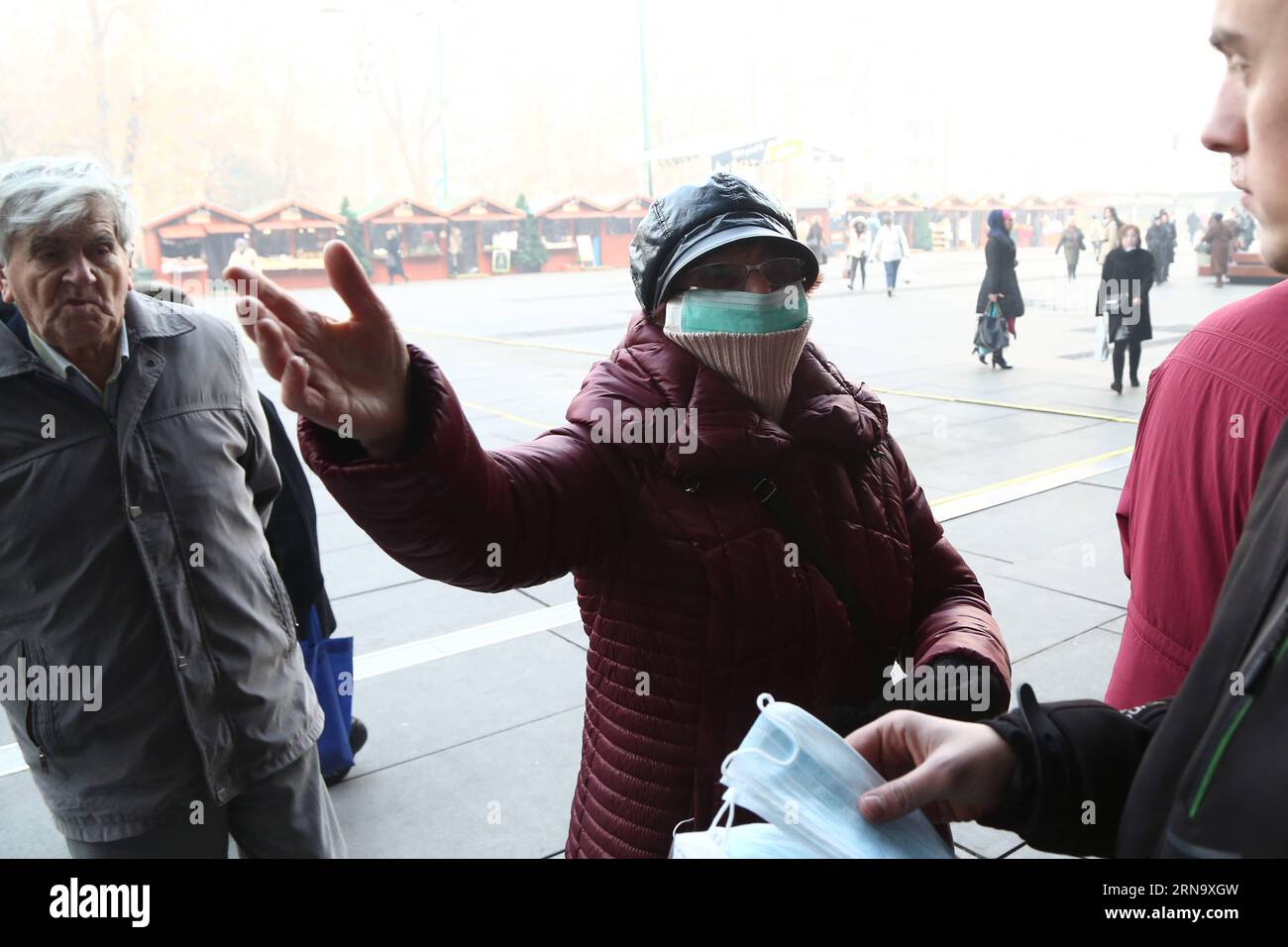 (151224) -- SARAJEVO, le 24 décembre 2015 -- Une femme remercie le volontaire pour le masque gratuit, Sarajevo, Bosnie-Herzégovine, le 23 décembre 2015. Le gouvernement du canton de Sarajevo annonce que toutes les écoles primaires et secondaires seront fermées le 24 décembre. ) (Zjy) BOSNIE-HERZÉGOVINE-SARAJEVO-POLLUTION ATMOSPHÉRIQUE HarisxMemija PUBLICATIONxNOTxINxCHN Sarajevo DEC 24 2015 une femme remercie le volontaire pour le masque gratuit à Sarajevo Bosnie-Herzégovine DEC 23 2015 le gouvernement du canton de Sarajevo annonce que toutes les écoles primaires et secondaires seront fermées LE 24 déc zjy Bosnie-Herzégovine Sarajevo pollution atmosphérique HarisxMemija Banque D'Images