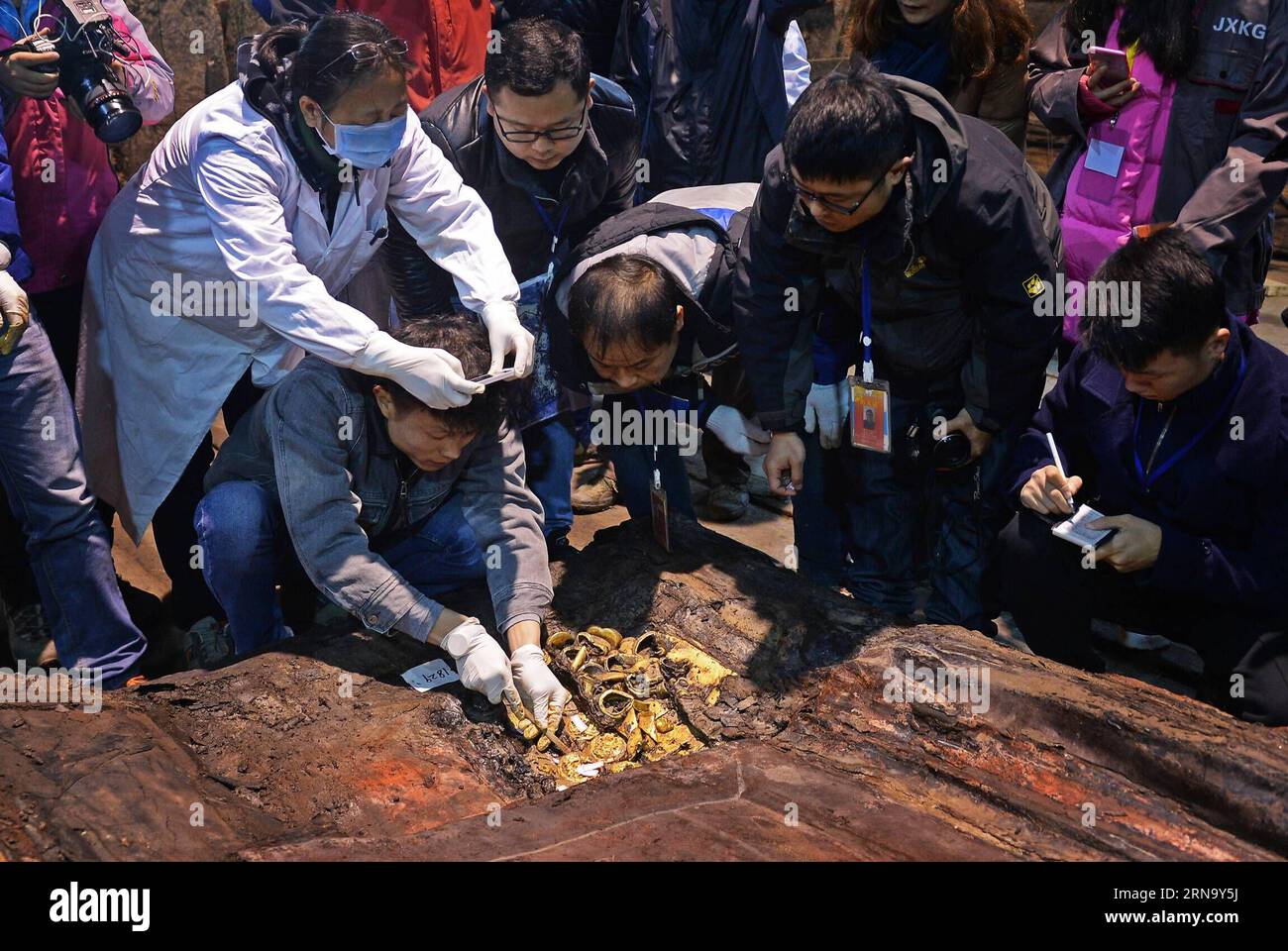 (151225) -- NANCHANG, 25 décembre 2015 -- des archéologues ont découvert des gâteaux d'or clair dans le cercueil principal du cimetière de Haihunhou (marquis de Haihun), province de Jiangxi, dans l'est de la Chine, 24 décembre 2015. Il y avait 96 gâteaux d'or et plusieurs sabots d'or nouvellement découverts entre le cercueil intérieur et extérieur au cimetière Haihunhou le 24 décembre, faisant le nombre de gâteaux d'or découverts ici augmenter à 285, le plus parmi toutes les fouilles archéologiques de la dynastie Han (206 avant J.-C. -220 A.D.) tombes. (LFJ) CHINA-JIANGXI-MARQUIS OF HAIHUN-TOMB-MAIN CERCUEIL-EXCAVATION (CN) WANXXIANG PUBLICATIONXNOTXINXCHN Banque D'Images