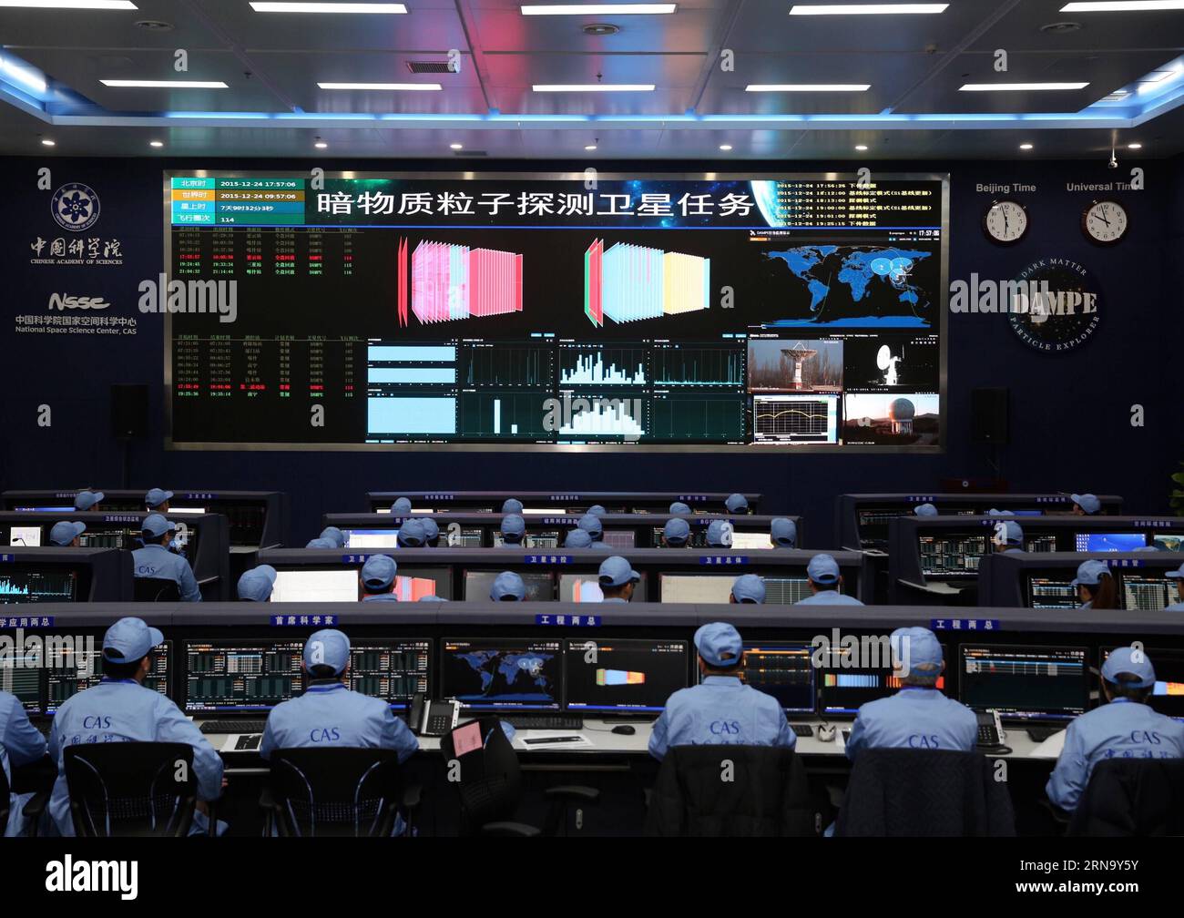 (151224) -- BEIJING, 24 décembre 2015 -- des personnels du Centre national des sciences spatiales de l'Académie chinoise des sciences (cas) travaillent avec le satellite Dark Matter Particle Explorer (DAMPE), Wukong , dans le hall de mission scientifique du centre à Beijing, capitale de la Chine, le 24 décembre 2015. Le satellite Wukong , qui a reçu le surnom de Wukong d'après le Roi singe de la fiction classique chinoise Voyage à l'Ouest, a rendu les premières données à 17:55 heure de Pékin jeudi après son lancement il y a 7 jours. ) (JLP) CHINE-PÉKIN-SATELLITE WUKONG-RÉCEPTION DES PREMIÈRES DONNÉES (CN) JINX Banque D'Images