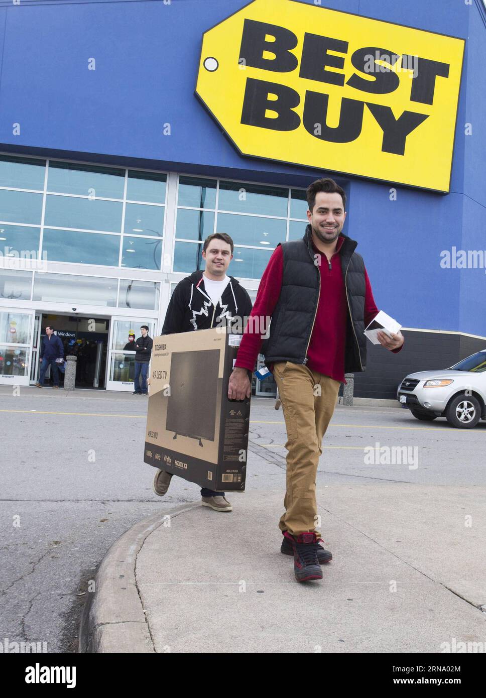 (151226) -- TORONTO, le 26 décembre 2015 -- deux hommes effectuent leur nouveau téléviseur qui vient d'être acheté dans un magasin Best Buy pendant les soldes de l'après-Noël à St. Catharines, Ontario, Canada, 26 décembre 2015. Le lendemain de Noël est l'un des plus grands jours de magasinage de l'année au Canada. ) CANADA-TORONTO-BOXING DAY-SHOPPING ZouxZheng PUBLICATIONxNOTxINxCHN 151226 Toronto DEC 26 2015 deux hommes réalisent leur nouveau téléviseur tout juste acheté DANS un magasin Best Buy lors des soldes de Noël à St Catharines Ontario Canada DEC 26 2015 Boxing Day EST l'un des plus grands jours de magasinage de l'année au Canada Toronto Boxing Day Shopping ZouxZheng PUBL Banque D'Images