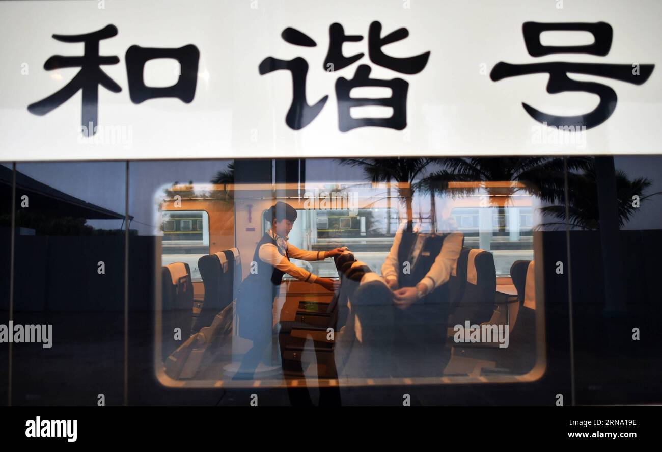 (151230) -- HAIKOU, 30 décembre 2015 -- le délégué syndical organise des sièges pour les passagers dans un train à la gare ferroviaire de Haikou à Haikou, capitale de la province de Hainan du sud de la Chine, 30 décembre 2015. Le Western Ring Railway de 345 km à Hainan a été mis en service mercredi, achevant la première ligne de train à grande vitesse au monde entourant une île. Le tronçon ouest, avec une vitesse prévue de 200 km/h, compte 16 arrêts dans six villes et comtés, reliant la capitale provinciale Haikou à Sanya, un lieu touristique tropical. (Zwx) CHINE-HAINAN-CHEMIN DE FER À GRANDE VITESSE (CN) ZhaoxYingquan PUBLICATIONxNOTxINxCHN Haikou D Banque D'Images