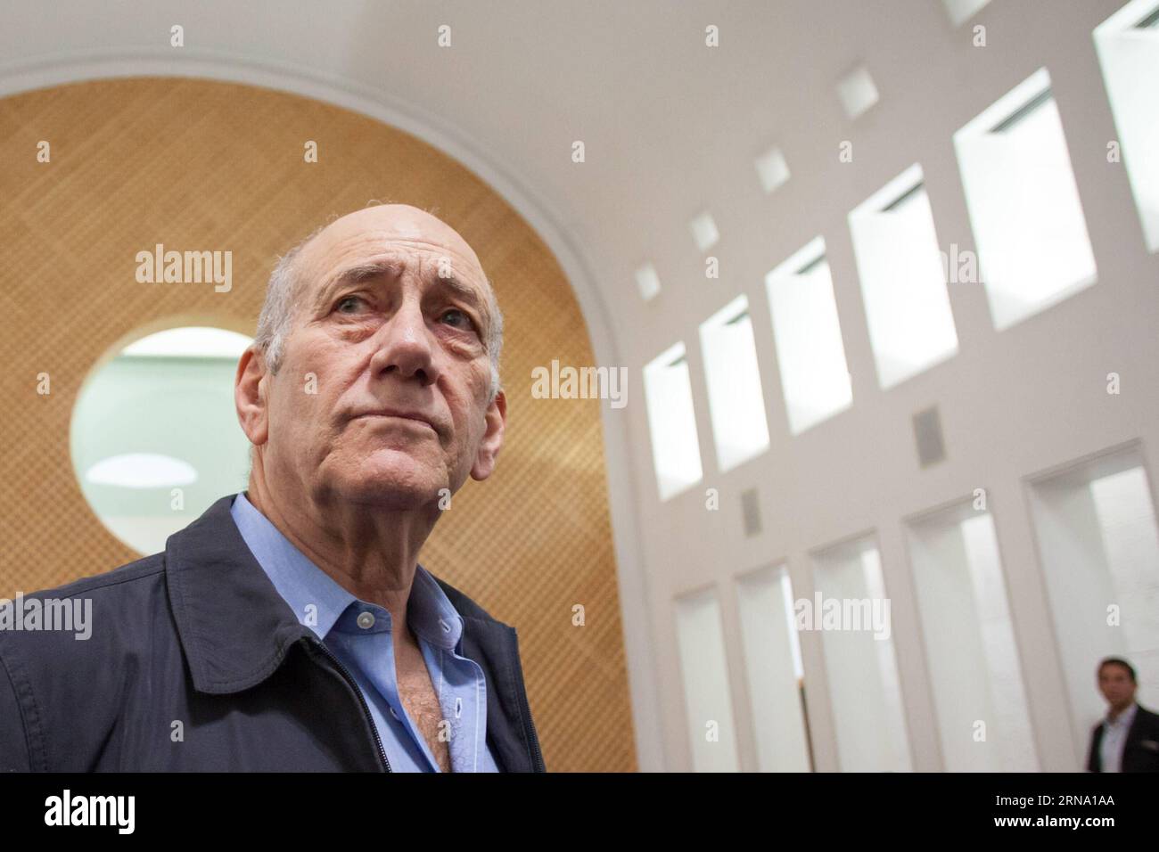 151229 -- JÉRUSALEM, le 29 décembre 2015 -- l'ancien Premier ministre israélien Ehud Olmert est vu dans la salle d'audience alors qu'il attend des juges à la Cour suprême de Jérusalem le 29 décembre 2015. L'ancien Premier ministre israélien Ehud Olmert purgera 18 mois de prison après que la Cour suprême eut partiellement accepté mardi son appel contre une décision du tribunal de district sur une peine de six ans d'emprisonnement pour corruption. MIDEAST-ISRAEL-CORRUPTION-EHUD OLMERT JINI PUBLICATIONXNOTXINXCHN Banque D'Images