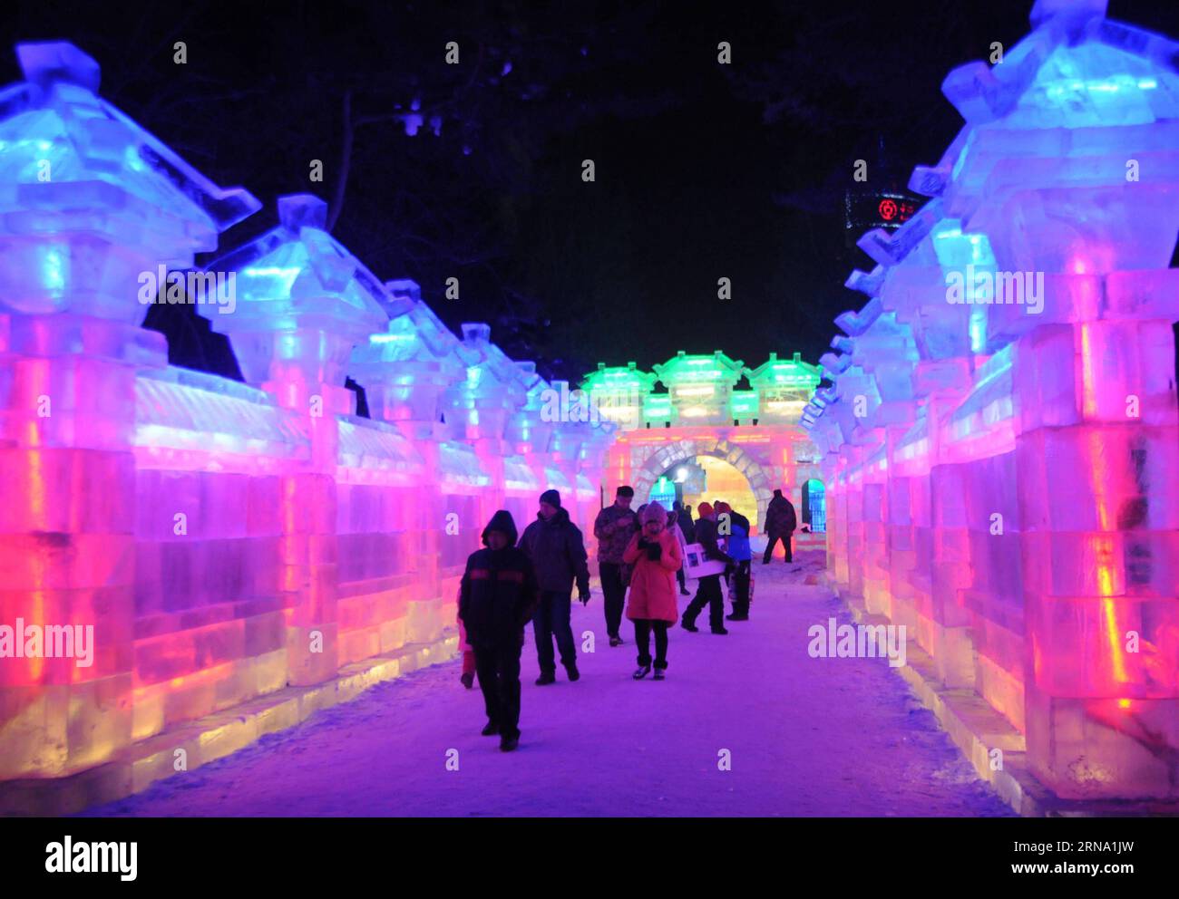 (151230) -- HARBIN, 30 décembre 2015 -- des touristes visitent des sculptures de glace illuminées par des lumières colorées à Harbin, capitale de la province du Heilongjiang du nord-est de la Chine, 30 décembre 2015. Le 42e Harbin Ice Light Garden Party a commencé son essai mercredi, qui a attiré de nombreux visiteurs. (Zhs) CHINA-HARBIN-TOURISM-ICE-LIGHT (CN) XuxZheng PUBLICATIONxNOTxINxCHN 151230 Harbin DEC 30 2015 touristes visitent LA GLACE sculptures illuminées par des lumières colorées dans Harbin capitale du nord-est de la Chine S Heilongjiang province DEC 30 2015 la 42e fête de jardin de lumière de GLACE Harbin a commencé son essai mercredi Banque D'Images
