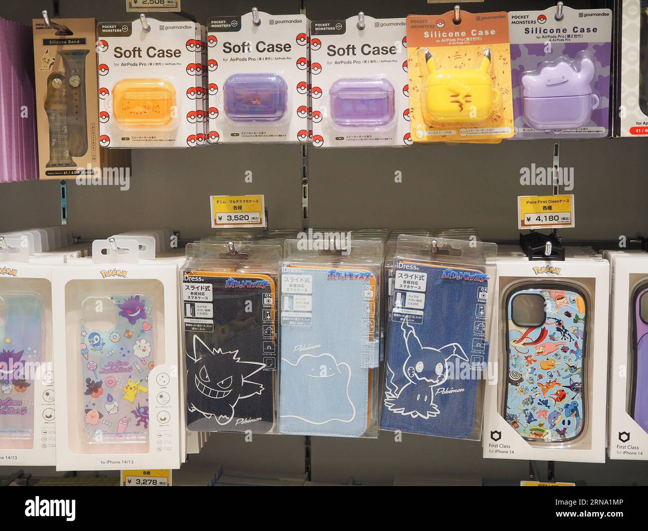 TOKYO, JAPON - 30 août 2023 : étuis pour smartphones Pokemon et iphone et étuis pour aéropods le Pokemon Center DX dans la région de Nihonbashi à Tokyo. Banque D'Images