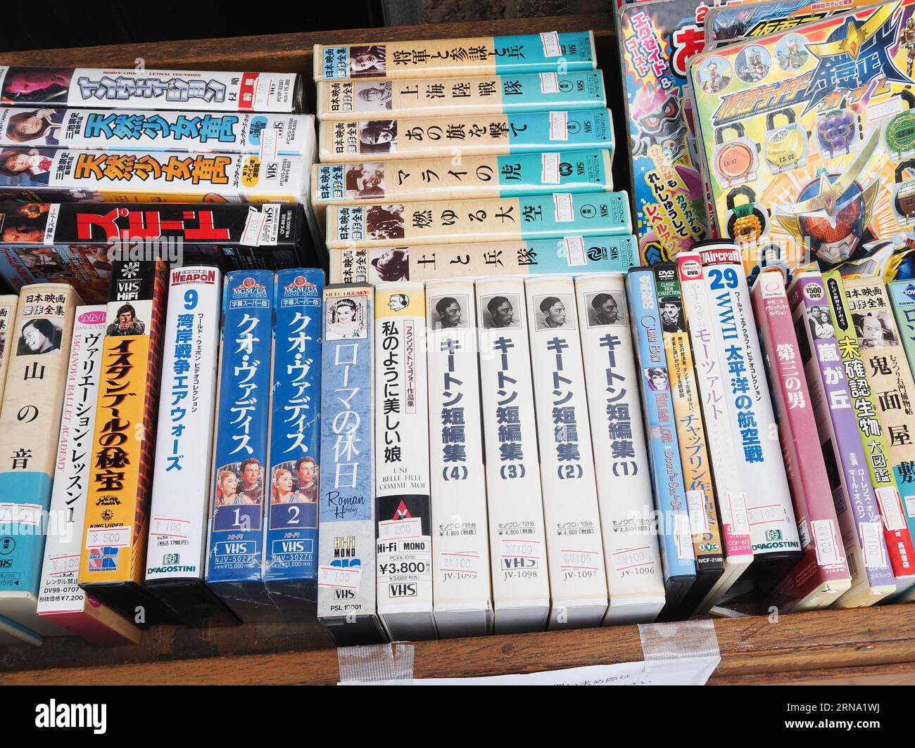 TOKYO, JAPON - 27 août 2023 : cassettes vidéo, DVD et livres dans une boîte devant une librairie d'occasion dans la région de Jimbocho à Tokyo. Banque D'Images