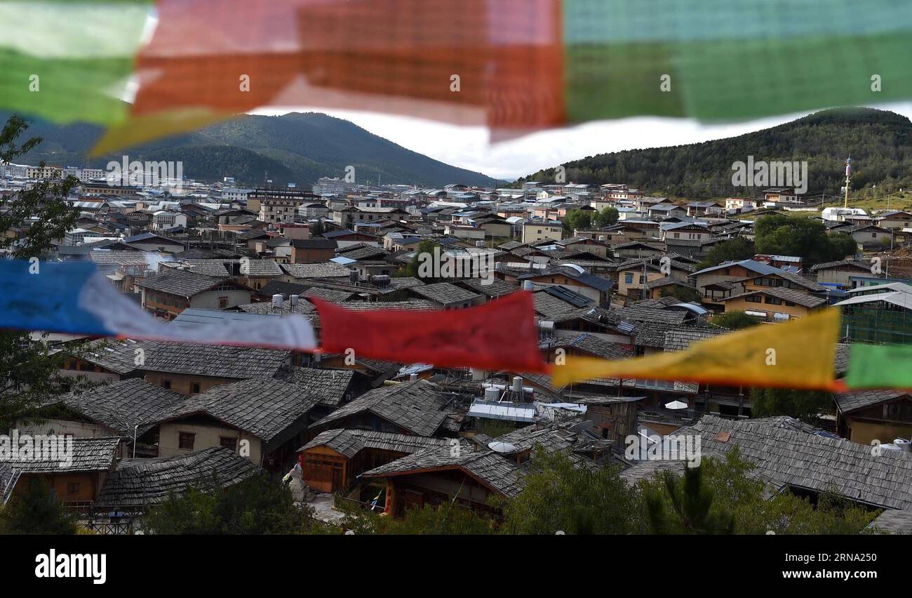 (151231) -- KUNMING, 31 décembre 2015 -- une photo prise le 12 octobre 2015 montre l'ancienne ville de Dukezong dans le comté de Shangri-la, province du Yunnan au sud-ouest de la Chine. L’ancienne ville de Dukezong, qui a pris feu en janvier 2014, rouvrira le 1 janvier 2016. Dukezong, fondée il y a plus de 1 300 ans, est connue pour ses architectures de style tibétain. L incendie qui s est déclaré en janvier 2014 a brûlé près d un cinquième de la zone de préservation du noyau de la ville antique.) (zkr) CHINA-YUNNAN-SHANGRI-LA-DUKEZONG-RENOVE(CN) LinxYiguang PUBLICATIONxNOTxINxCHN 151231 Kunming DEC 31 2015 photo prise LE 12 20 octobre Banque D'Images