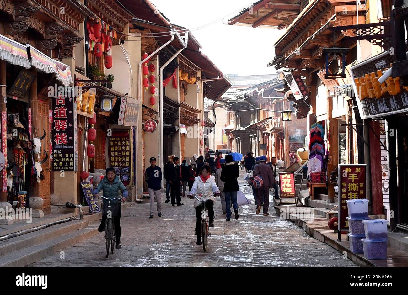 (151231) -- KUNMING, 31 décembre 2015 -- une photo prise le 12 octobre 2015 montre l'ancienne ville de Dukezong dans le comté de Shangri-la, province du Yunnan au sud-ouest de la Chine. L’ancienne ville de Dukezong, qui a pris feu en janvier 2014, rouvrira le 1 janvier 2016. Dukezong, fondée il y a plus de 1 300 ans, est connue pour ses architectures de style tibétain. L incendie qui s est déclaré en janvier 2014 a brûlé près d un cinquième de la zone de préservation du noyau de la ville antique.) (zkr) CHINA-YUNNAN-SHANGRI-LA-DUKEZONG-RENOVE(CN) LinxYiguang PUBLICATIONxNOTxINxCHN 151231 Kunming DEC 31 2015 photo prise LE 12 20 octobre Banque D'Images