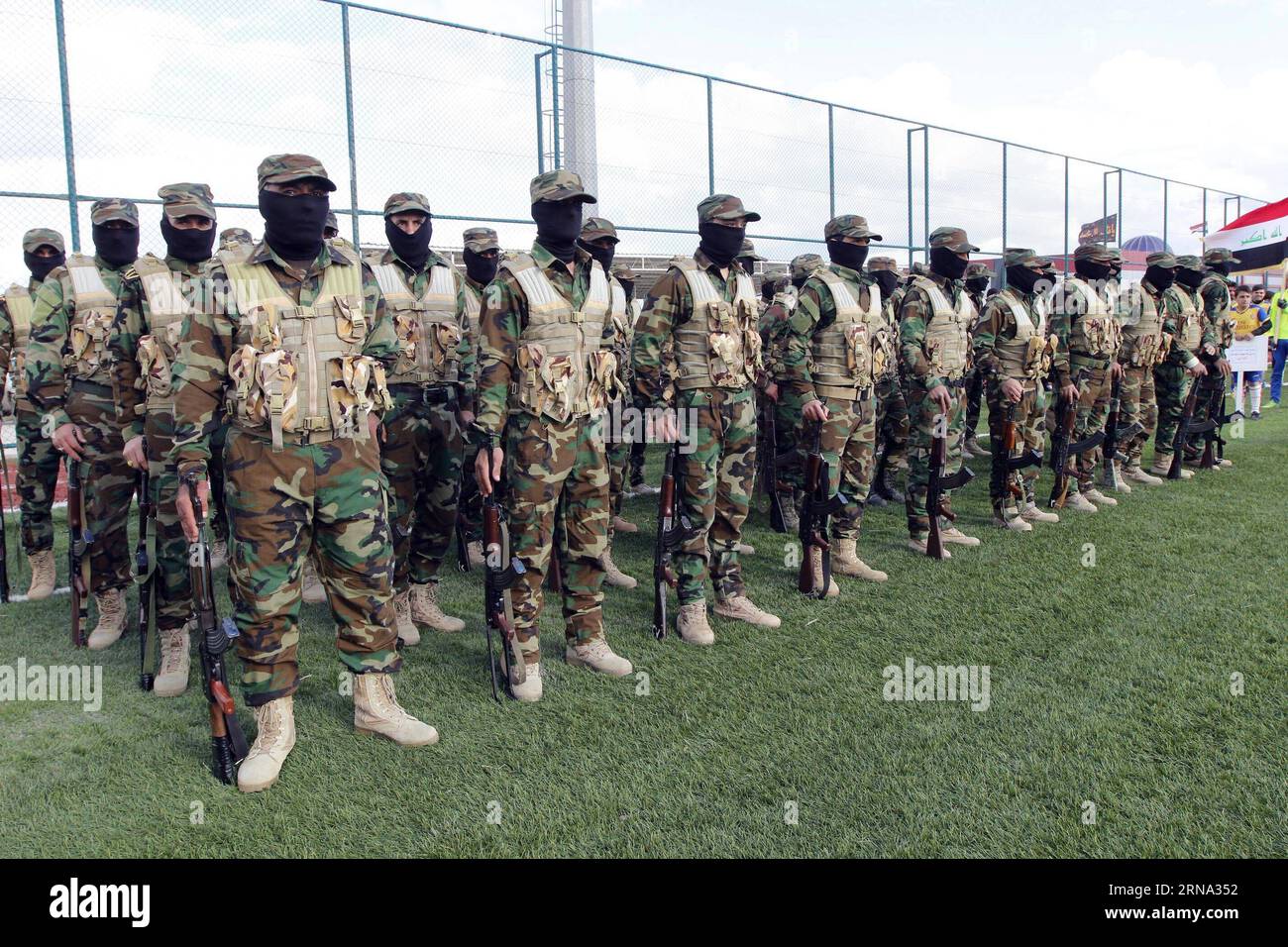 Les combattants des groupes paramilitaires chiites, connus sous le nom de Hashid Shaabi, ou mobilisation populaire, sont examinés à la fin de leur période d'entraînement pour combattre les militants de l'État islamique (EI) dans un terrain d'exercice à Kirkouk, en Irak, le 2 janvier 2016. ) IRAK-KIRKOUK-COMBATTANTS AkoxZanagn PUBLICATIONxNOTxINxCHN les combattants des groupes paramilitaires chiites connus sous le nom de Hashid Shaabi ou mobilisation populaire sont examinés à la fin de leur période d'entraînement pour combattre l'État islamique EST militant dans un terrain d'exercice à Kirkouk Irak Jan 2 2016 Irak Kirkouk combattants PUBLICATIONxNOTxINxCHN Banque D'Images