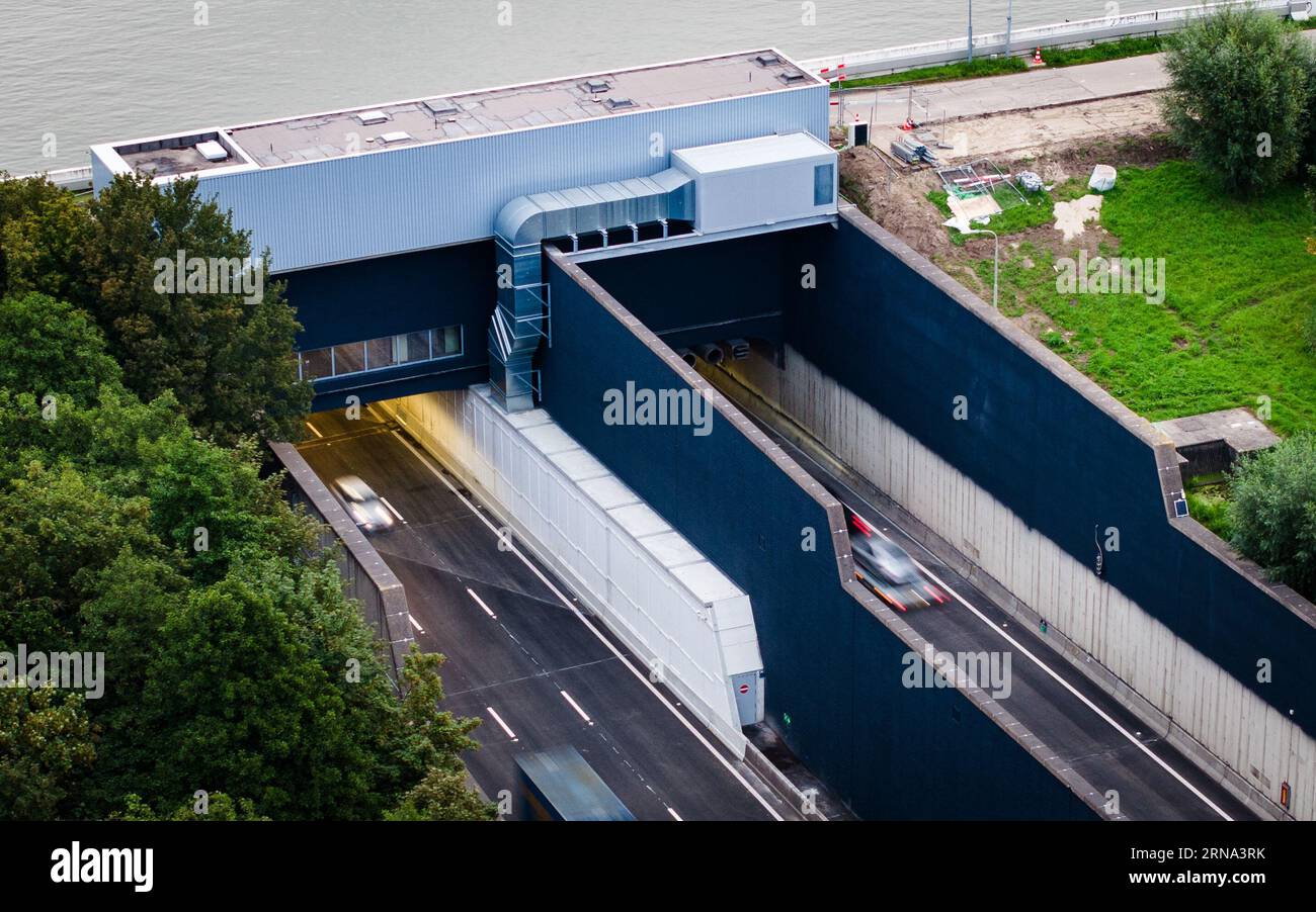 HEINENOORD - Drone photo du tunnel Heinenoordtunnel sur l'A29. Le tunnel a rouvert après avoir été fermé dans les deux sens pour entretien depuis août 7. ANP JEFFREY GROENEWEG pays-bas sorti - belgique sorti Banque D'Images