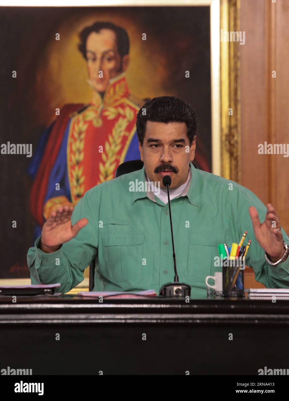 (160105) -- CARACAS, 4 janvier 2016 -- image fournie par montre le président vénézuélien Nicolas Maduro après sa rencontre avec les députés élus le 6 décembre 2015 et les gouverneurs du parti au pouvoir, au Palais Miraflores, à Caracas, Venezuela, le 4 janvier, 2016. la nouvelle Assemblée nationale vénézuélienne sera installée mardi après l ' élection du peuple vénézuélien aux élections législatives du 6 décembre 2015.) (Da) (fnc) NO SALES-NO ARCHIVE VENEZUELA-CARACAS-POLITICS-MADURO VENEZUELA SxPRESIDENCY PUBLICATIONxNOTxINxCHN 160105 Caracas Jan 4 2016 image fournie par le président vénézuélien ni Banque D'Images