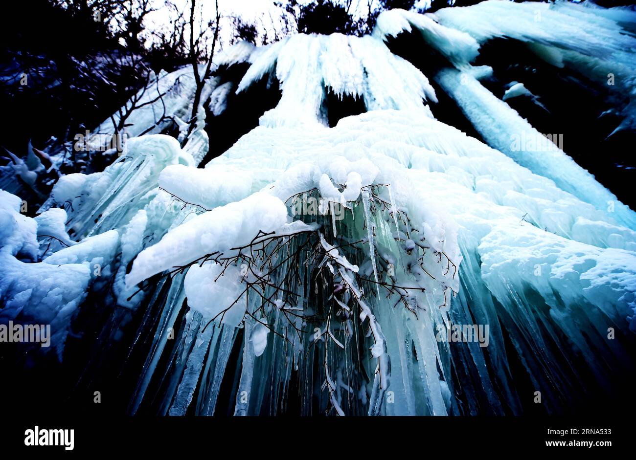 EIS-Wasserfälle im Nordosten Chinas (160107) -- BENXI, le 6 janvier 2016 -- la photo prise le 6 janvier 2016 montre le paysage de cascades glacées au point pittoresque de la montagne Guanmen dans la ville de Benxi, dans la province du Liaoning au nord-est de la Chine. Les cascades de glace ici ont attiré un bon nombre de touristes.) (lfj) CHINA-LIAONING-ICY FALLS (CN) YangxQing PUBLICATIONxNOTxINxCHN Ice Waterfalls dans le nord-est de la Chine 160107 Benxi Jan 6 2016 photo prise LE 6 2016 janvier montre le paysage des chutes d'eau glacées AU Guanmen Mountain Scenic Spot dans la ville de Benxi Nord-est Chine S Liaoning province Icy Water Falls ici a attiré un bon MA Banque D'Images