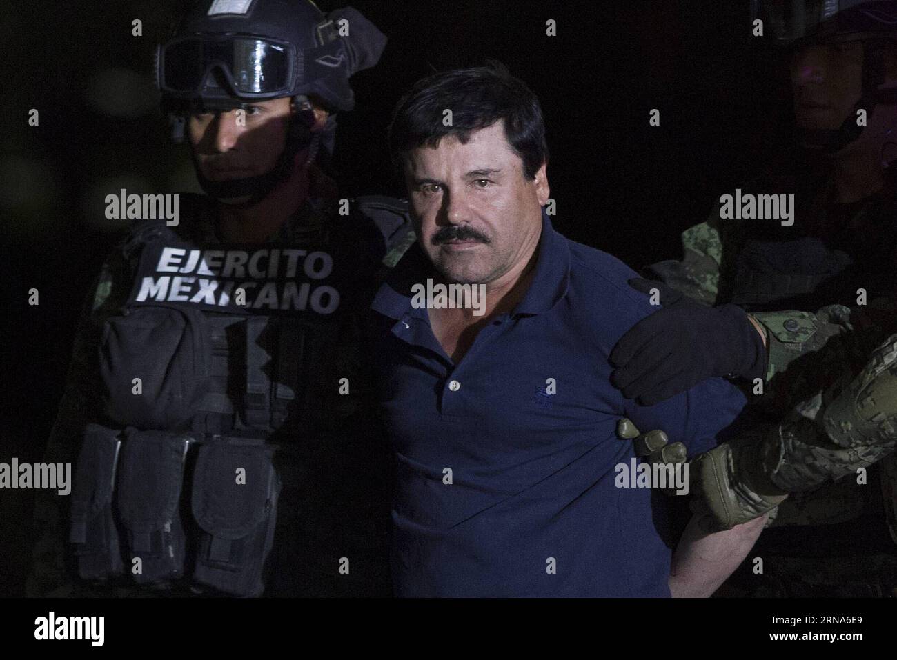 (160109) -- MEXICO, 8 janvier 2016 -- des soldats escortent Joaquin Guzman Loera, alias El Chapo , à son arrivée au hangar du bureau du procureur général, à Mexico, capitale du Mexique, le 8 janvier 2016. Après un raid tôt le matin dans la ville de Los Mochis, dans l État du Sinaloa, dans le nord-ouest du Mexique, par la police et les marines mexicaines vendredi, le chef du cartel du Sinaloa, Joaquin Guzman Loera, a été repris, six mois après sa deuxième évasion de prison. MEXICO-MEXICO CITY-SECURITY-GUZMAN LOERA-RECAPTURE AlejandroxAyala PUBLICATIONxNOTxINxCHN 160109 Mexico Jan 8 2016 soldats escorte Joaquin Guzman Lo Banque D'Images