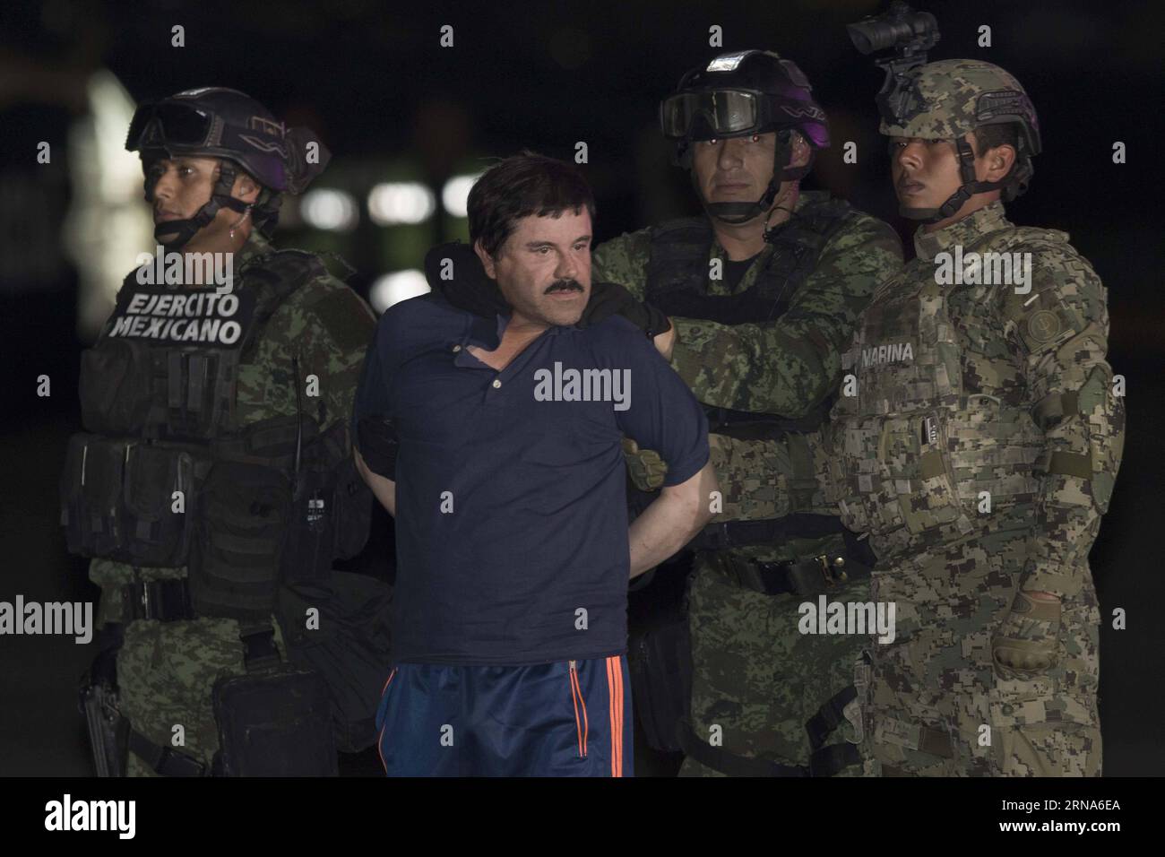 (160109) -- MEXICO, 8 janvier 2016 -- des soldats escortent Joaquin Guzman Loera, alias El Chapo , à son arrivée au hangar du bureau du procureur général, à Mexico, capitale du Mexique, le 8 janvier 2016. Après un raid tôt le matin dans la ville de Los Mochis, dans l État du Sinaloa, dans le nord-ouest du Mexique, par la police et les marines mexicaines vendredi, le chef du cartel du Sinaloa, Joaquin Guzman Loera, a été repris, six mois après son deuxième emprisonnement. Alejandro Ayala) MEXICO-MEXICO CITY-SECURITY-GUZMAN LOERA-RECAPTURE PedroxMera PUBLICATIONxNOTxINxCHN 160109 Mexico Jan 8 2016 soldats Escort Joaquin Banque D'Images