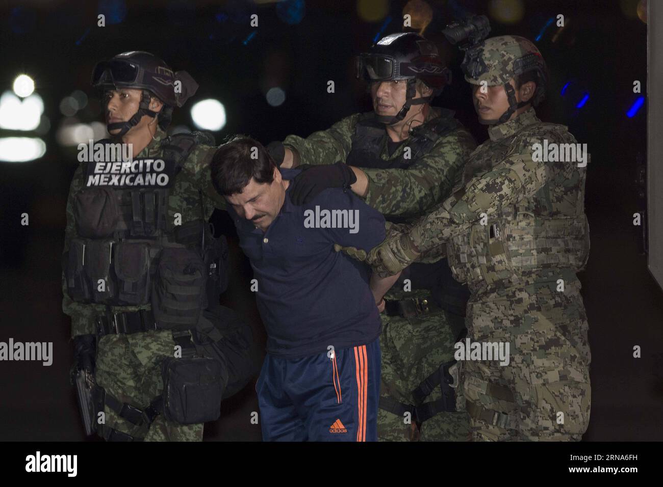 (160109) -- MEXICO, 8 janvier 2016 -- des soldats escortent Joaquin Guzman Loera, alias El Chapo , à son arrivée au hangar du bureau du procureur général, à Mexico, capitale du Mexique, le 8 janvier 2016. Après un raid tôt le matin dans la ville de Los Mochis, dans l État du Sinaloa, dans le nord-ouest du Mexique, par la police et les marines mexicaines vendredi, le chef du cartel du Sinaloa, Joaquin Guzman Loera, a été repris, six mois après sa deuxième évasion de prison. MEXICO-MEXICO CITY-SECURITY-GUZMAN LOERA-RECAPTURE AlejandroxAyala PUBLICATIONxNOTxINxCHN 160109 Mexico Jan 8 2016 soldats escorte Joaquin Guzman Lo Banque D'Images