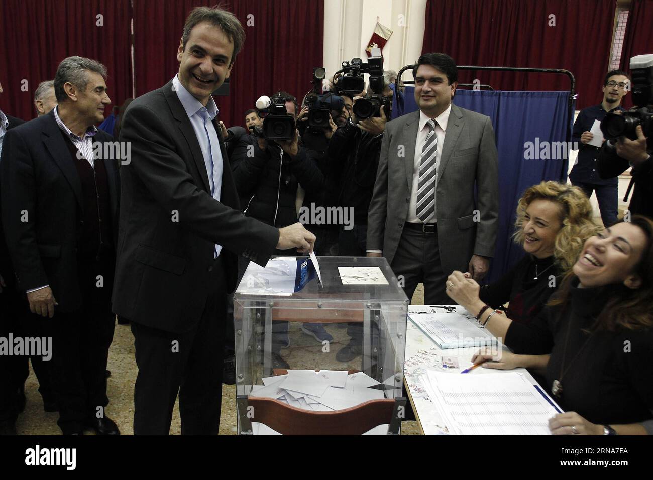 (160110) -- ATHÈNES, le 10 janvier 2016 -- Kyriakos Mitsotakis, l'un des principaux poids lourds du parti d'opposition grec Nouvelle démocratie (ND), vote à Athènes, en Grèce, le 10 janvier 2016. Kyriakos Mitsotakis a été élu nouveau chef du parti conservateur de la Grèce Nouvelle démocratie après les élections qui ont eu lieu dimanche à la base électorale du parti. ) GRÈCE-ATHÈNES-PARTI D'OPPOSITION-ÉLECTION MariosxLolos PUBLICATIONxNOTxINxCHN 160110 Athènes Jan 10 2016 Kyriakos Mitsotakis l'un des principaux poids lourds de l'opposition grecque Nouvelle démocratie ND vote à Athènes Grèce Jan 10 2016 Kyriakos Mitsotakis ce qui est élu Banque D'Images