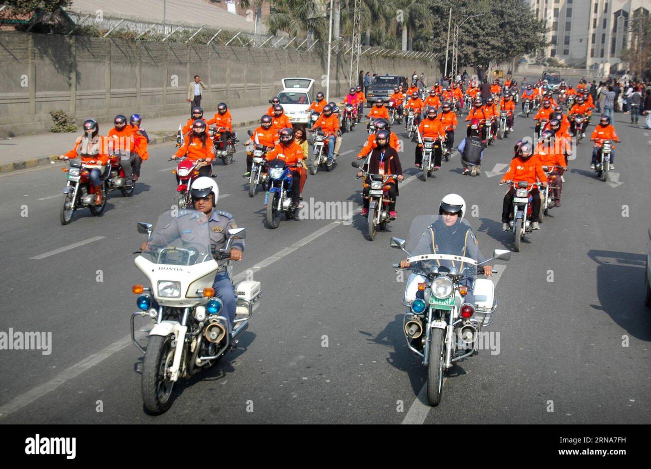 (160110) -- LAHORE, 10 janvier 2016 -- les participantes de Women on Wheels (WOW) conduisent leurs motos lors d'un rassemblement lançant la campagne Women on Wheels dans l'est du Pakistan à Lahore le 10 janvier 2016.) PAKISTAN-LAHORE-WOMEN-BIKE-RALLYE Sajjjad PUBLICATIONxNOTxINxCHN 160110 Lahore Jan 10 2016 les participantes de Women ON Wheels Wow monter leurs motos lors d'un rallye lancement de la campagne Women ON Wheels dans l'est du Pakistan S Lahore LE 10 2016 janvier Pakistan Lahore Women Bike Rally Sajjjjjad PUBLICATIONxNOTxINxCHN Banque D'Images