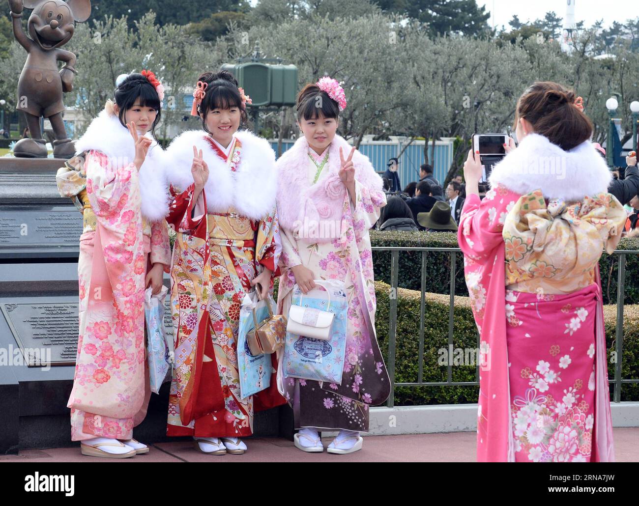 (160111) -- TOKYO, 11 janvier 2016 -- des japonaises portant des kimonos posent pour des photos à Disneyland à Tokyo, Japon, le 11 janvier 2016. Les personnes qui ont eu 20 ans ont participé lundi à la cérémonie annuelle du jour de l'arrivée à l'âge adulte au Japon. ) JAPAN-TOKYO-DISNEYLAND-KIMONO MaxPing PUBLICATIONxNOTxINxCHN 160111 Tokyo janvier 11 2016 les filles japonaises portant des kimonos posent pour des photos À Disneyland à Tokyo Japon janvier 11 2016 des célébrités qui ont atteint l'âge de 20 ans ont participé à la cérémonie annuelle du jour de l'âge au Japon lundi Japon Tokyo Disneyland kimono MaxPing PUBLICATIONxNOTxINxCHN Banque D'Images