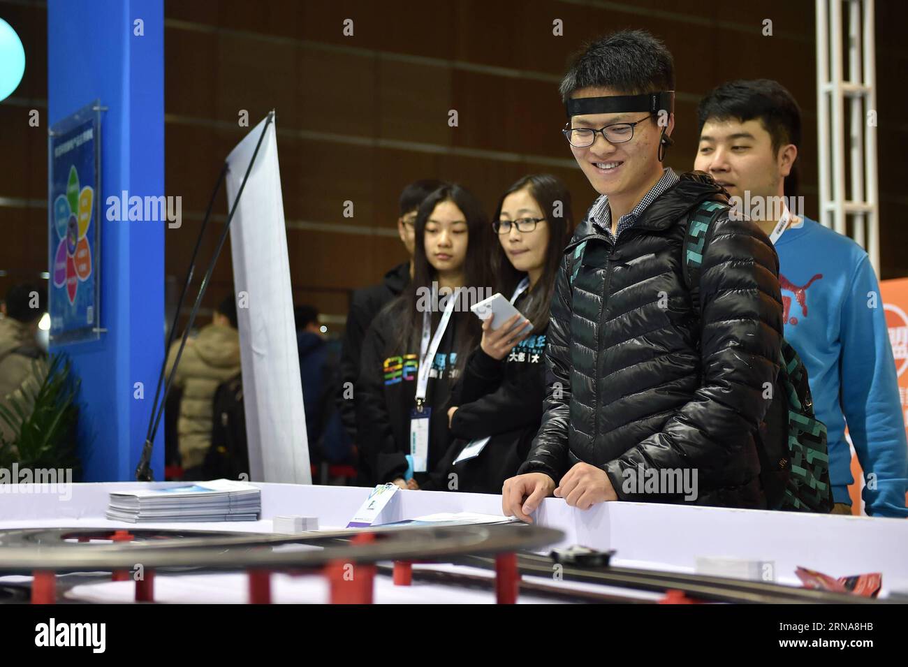 (160113) -- BEIJING, Jan. 13, 2016 -- A visitor tries to uses his mind to control a car model during an internet carnival in Beijing, capital of China, Jan. 13, 2016. A 3-day internet carnival opened here on Wednesday. ) (zwx) CHINA-BEIJING-INTERNET CARNIVAL-OPENING(CN) LixXin PUBLICATIONxNOTxINxCHN 160113 Beijing Jan 13 2016 a Visitor tries to Uses His Mind to Control a Car Model during to Internet Carnival in Beijing Capital of China Jan 13 2016 a 3 Day Internet Carnival opened Here ON Wednesday zwx China Beijing Internet Carnival Opening CN LixXin PUBLICATIONxNOTxINxCHN Banque D'Images