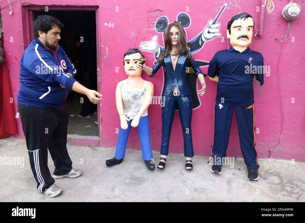 TAMAULIPAS, le 13 janvier 2016 -- la photo prise le 13 janvier 2016 montre les personnages du trafiquant de drogue El Chapo Guzman Loera et de l'actrice Kate del Castillo. Le roi de la drogue le plus recherché au monde, Joaquin El Chapo Guzman, a été repris vendredi, six mois après sa deuxième évasion. (vf) (ah) MEXICO-TAMAULIPAS-GUZMAN LOERA-RECAPTURE STR PUBLICATIONxNOTxINxCHN Tamaulipas Jan 13 2016 photo prise LE 13 2016 janvier montre les figures dans la forme du trafiquant de drogue El Chapo Guzman Loera et l'actrice Kate Del Castillo le roi de drogue le plus recherché du monde Joaquin El Chapo Guzman ce qui a repris Banque D'Images