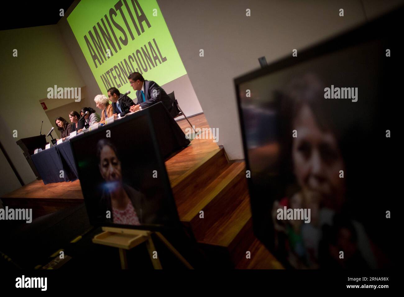 (160114) -- MEXICO, 14 janvier 2016 -- Estela Barnes de Carlotto (3rd R), militante Argentine des droits de l'homme et fondatrice des grands-mères argentines de l'association Plaza de Mayo, assistent à la présentation du rapport. la réponse de l'État aux disparitions de personnes au Mexique , publié par l'organisation de défense des droits humains Amnesty International (ai), à Mexico, capitale du Mexique, le 14 janvier 2016. (jg) (ah) MEXICO-MEXICO CITY-MISSING STRDENTS-REPORT PedroxMera PUBLICATIONxNOTxINxCHN 160114 Mexico Jan 14 2016 activiste argentin des droits de l'homme et fondateur de Banque D'Images