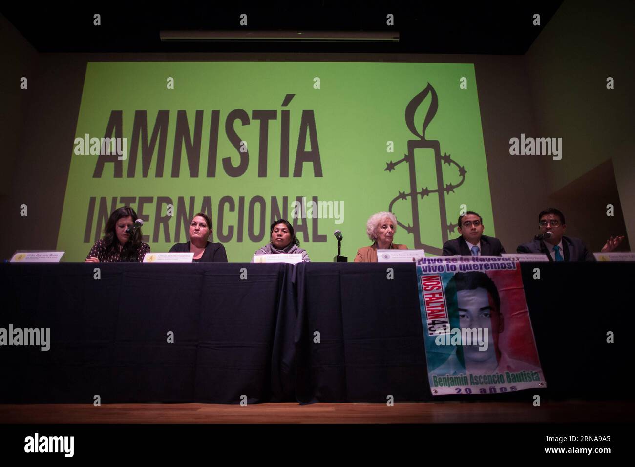 (160114) -- MEXICO, 14 janvier 2016 -- Estela Barnes de Carlotto (3rd R), militante Argentine des droits de l'homme et fondatrice des grands-mères argentines de l'association Plaza de Mayo, assistent à la présentation du rapport. la réponse de l'État aux disparitions de personnes au Mexique , publié par l'organisation de défense des droits humains Amnesty International (ai), à Mexico, capitale du Mexique, le 14 janvier 2016. (jg) (ah) MEXICO-MEXICO CITY-MISSING STRDENTS-REPORT PedroxMera PUBLICATIONxNOTxINxCHN 160114 Mexico Jan 14 2016 activiste argentin des droits de l'homme et fondateur de Banque D'Images