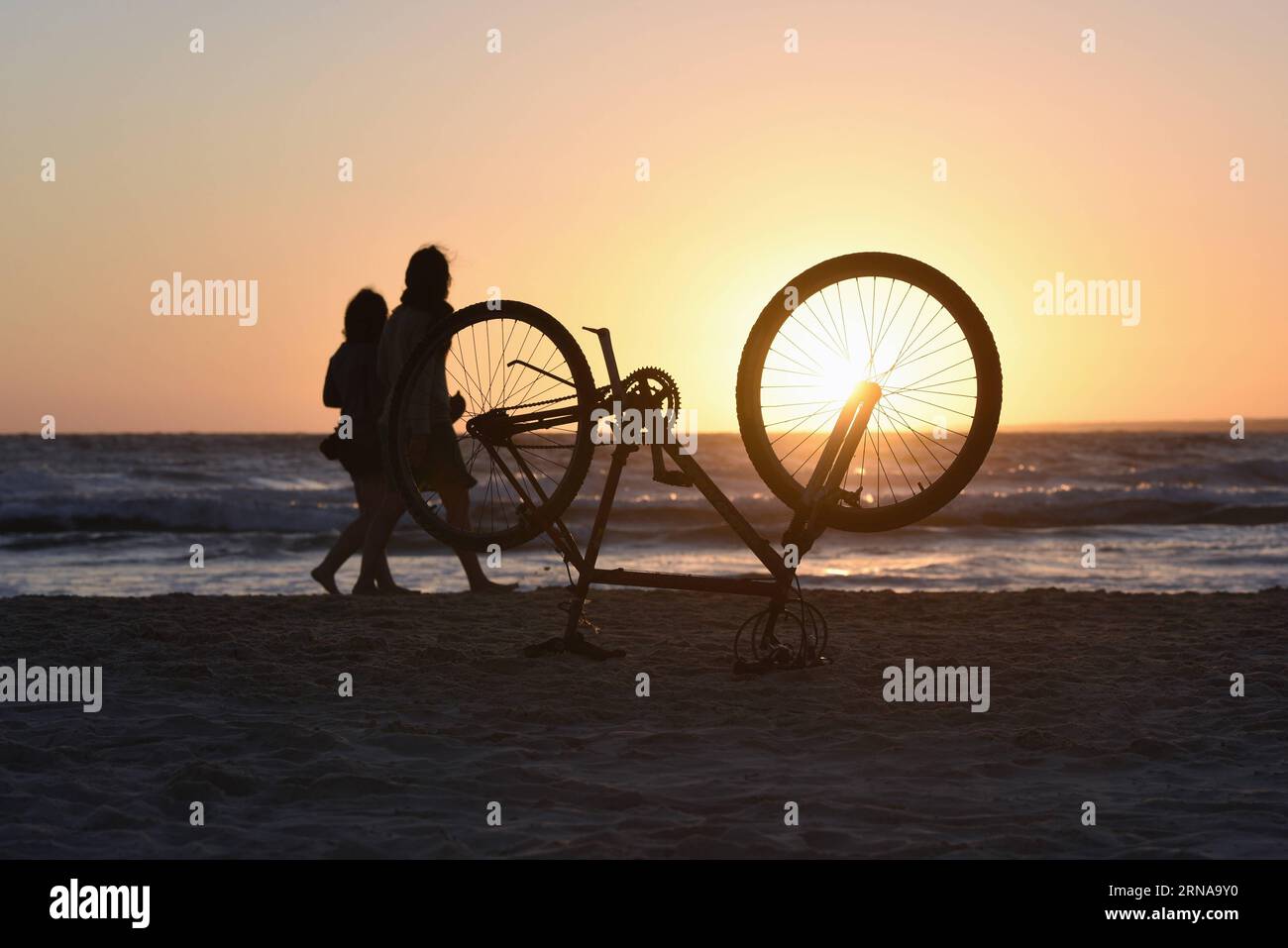 (160116) -- CABO POLONIO, 15 janvier 2016 -- les gens marchent au coucher du soleil sur la plage sud de Cabo Polonio, dans le département de Rocha, à 275 km de Montevideo, capitale de l'Uruguay, le 15 janvier 2016. selon la presse locale, le parc national de Cabo Polonio est une zone protégée de l ' Uruguay qui, depuis 2009, fait partie du système national de zones protégées. C'est un endroit qui n'a pas d'électricité ou d'eau courante, de sorte que les maisons sont éclairées par des bougies, des lanternes ou de l'énergie solaire, et l'eau est extraite par une pompe ou un puits et est chauffée au gaz. L'entrée des touristes dans le parc se fait par camions 4X4. Nicolas Celaya) URUGUAY- Banque D'Images