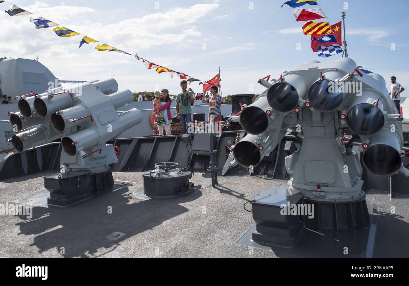 (160117) -- DILI, TIMOR-LESTE, 17 janvier 2015 -- visite d'un navire de guerre de la marine chinoise à Dili, République démocratique du Timor-Leste, 17 janvier 2015. Une force opérationnelle de la marine chinoise est arrivée samedi à Dili pour effectuer une visite officielle de cinq jours dans le pays. La Task Force 152, qui comprend un destroyer, une frégate et un navire de ravitaillement, a été la première de la Marine chinoise à effectuer une visite officielle au Timor-Leste depuis qu il est devenu un État souverain en 2002. TIMOR-LESTE -DILI-CHINA S NAVY WARSHIPS-VISIT WuxYongjian PUBLICATIONxNOTxINxCHN 160117 Dili Timor Leste Jan 17 2015 célébrités visitent une guerre de la marine chinoise Banque D'Images