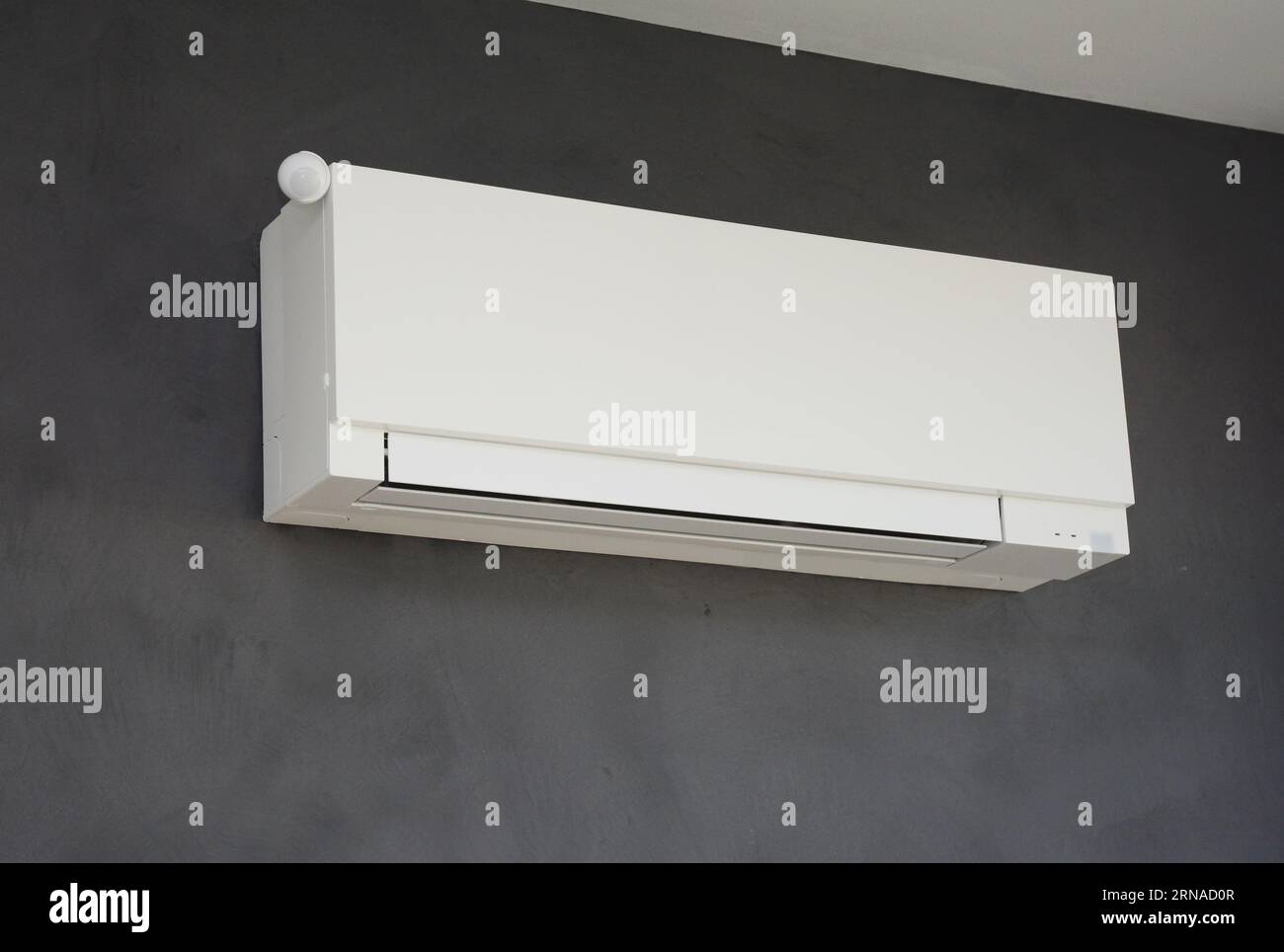 Climatiseur mural dans la maison moderne. Climatiseur intérieur monté au mur. Banque D'Images