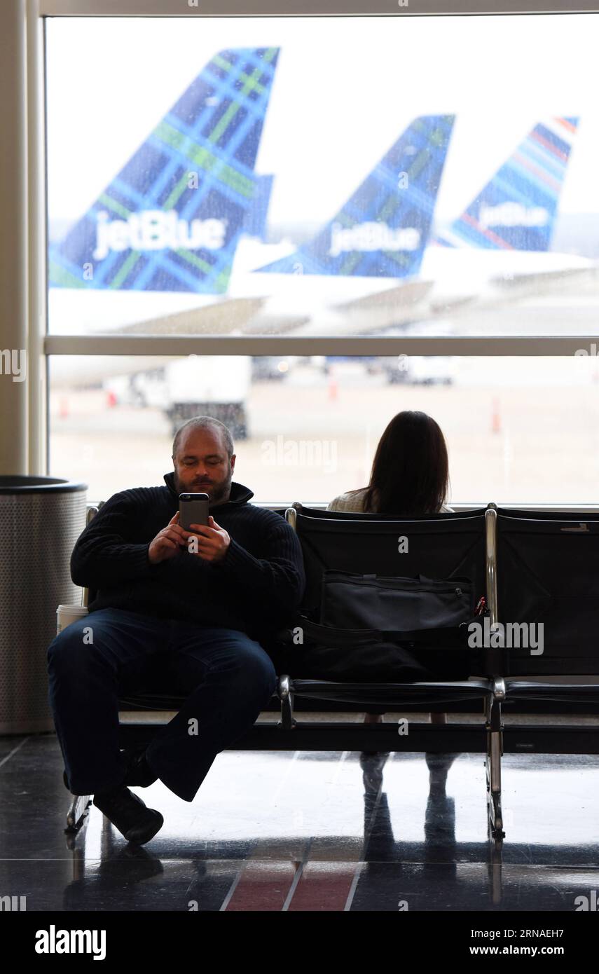 (160122) -- WASHINGTON D.C., le 22 janvier 2016 -- les passagers attendent un vol à l'aéroport national Ronald Reagan de Washington D.C., le 22 janvier 2016. Washington D.C. et cinq autres États américains le long de la côte est des États-Unis ont déclaré jeudi l'état d'urgence alors que la région se préparait à une tempête de neige historique au cours du week-end qui devait déverser jusqu'à 2 pieds de neige. Les principales compagnies aériennes ont commencé à annuler des vols pour vendredi et samedi. Selon FlightAware, un site de suivi des vols, au moins 2 000 vols le vendredi et 3 000 autres le samedi devaient être annulés. U.S.-WASHI Banque D'Images