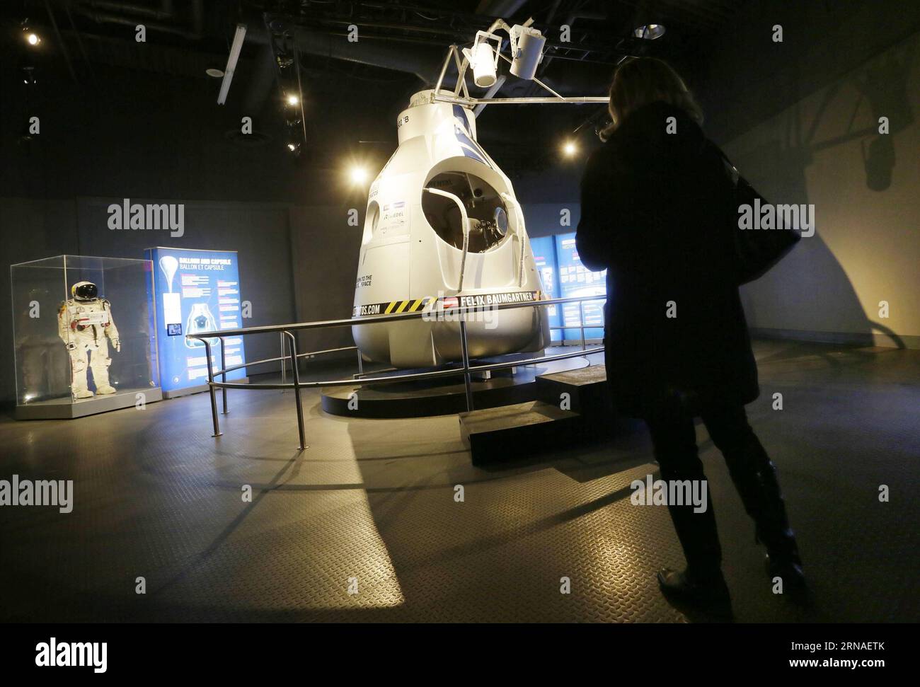 La combinaison pressurisée et la capsule utilisées lors de la mission Red Bull Stratos par le parachutiste autrichien Felix Baumgartner en 2012 pour son saut record sont exposées à l'exposition Red Bull Stratos au Science World à Vancouver, Canada, le 22 janvier 2016. Le 14 octobre 2012, Baumgartner fait une chute libre record d'une capsule à 24 miles (38 400 mètres) au-dessus de Roswell au Nouveau-Mexique, aux États-Unis, devenant le premier parachutiste à briser la barrière du son. CANADA-VANCOUVER-RED BULL STRATOS-EXHIBITION-SKYDIVER-SUIT LiangxSen PUBLICATIONxNOTxINxCHN la combinaison et la capsule pressurisées utilisées pendant Red Bul Banque D'Images