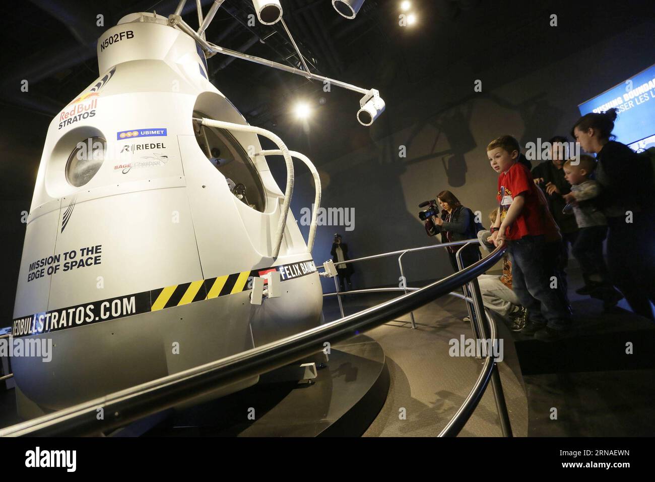 La capsule pressurisée utilisée lors de la mission Red Bull Stratos par le parachutiste autrichien Felix Baumgartner en 2012 pour son saut record est exposée à l'exposition Red Bull Stratos au Science World à Vancouver, Canada, le 22 janvier 2016. Le 14 octobre 2012, Baumgartner fait une chute libre record d'une capsule à 24 miles (38 400 mètres) au-dessus de Roswell au Nouveau-Mexique, aux États-Unis, devenant le premier parachutiste à briser la barrière du son. CANADA-VANCOUVER-RED BULL STRATOS-EXHIBITION-SKYDIVER-SUIT LiangxSen PUBLICATIONxNOTxINxCHN la capsule pressurisée utilisée lors de la mission Red Bull Stratos b Banque D'Images