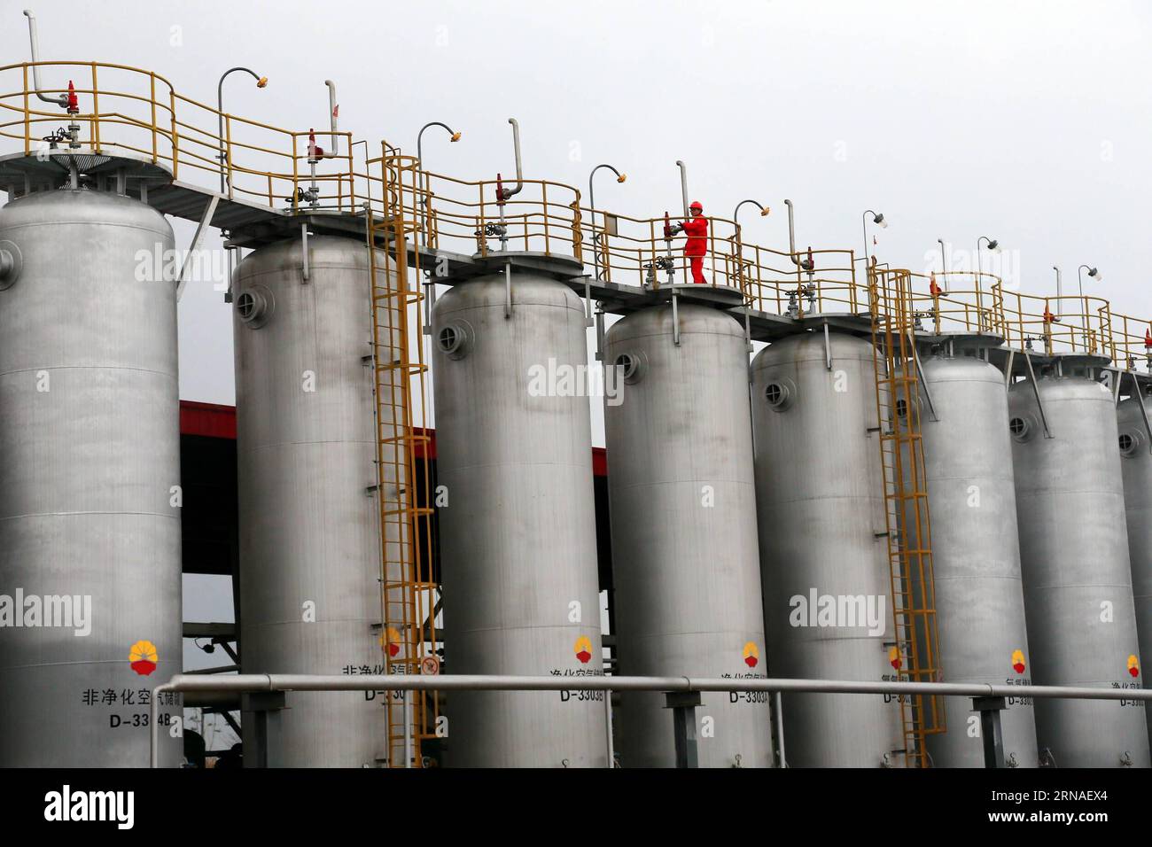 Un travailleur patrouille dans une usine de purification de gaz naturel du réservoir de gaz Longwangmiao FM dans la ville de Suining, dans la province du Sichuan du sud-ouest de la Chine, le 22 janvier 2016. Le réservoir de gaz Longwangmiao FM, situé dans la partie centrale du bassin du Sichuan, a été découvert en septembre 2012 et a été mis en pleine production avec une production annuelle de gaz de 11 milliards de mètres cubes le 2015 octobre. Avec un gaz prouvé au lieu de 440,383 milliards de mètres cubes, c'est jusqu'à présent le plus grand réservoir de gaz marin monomère non compartimenté en Chine. (lfj) CHINA-SICHUAN-GAS RESERVOIR-OPERATION (CN) ZhongxMin PUBLICATIONxNOTxINx Banque D'Images