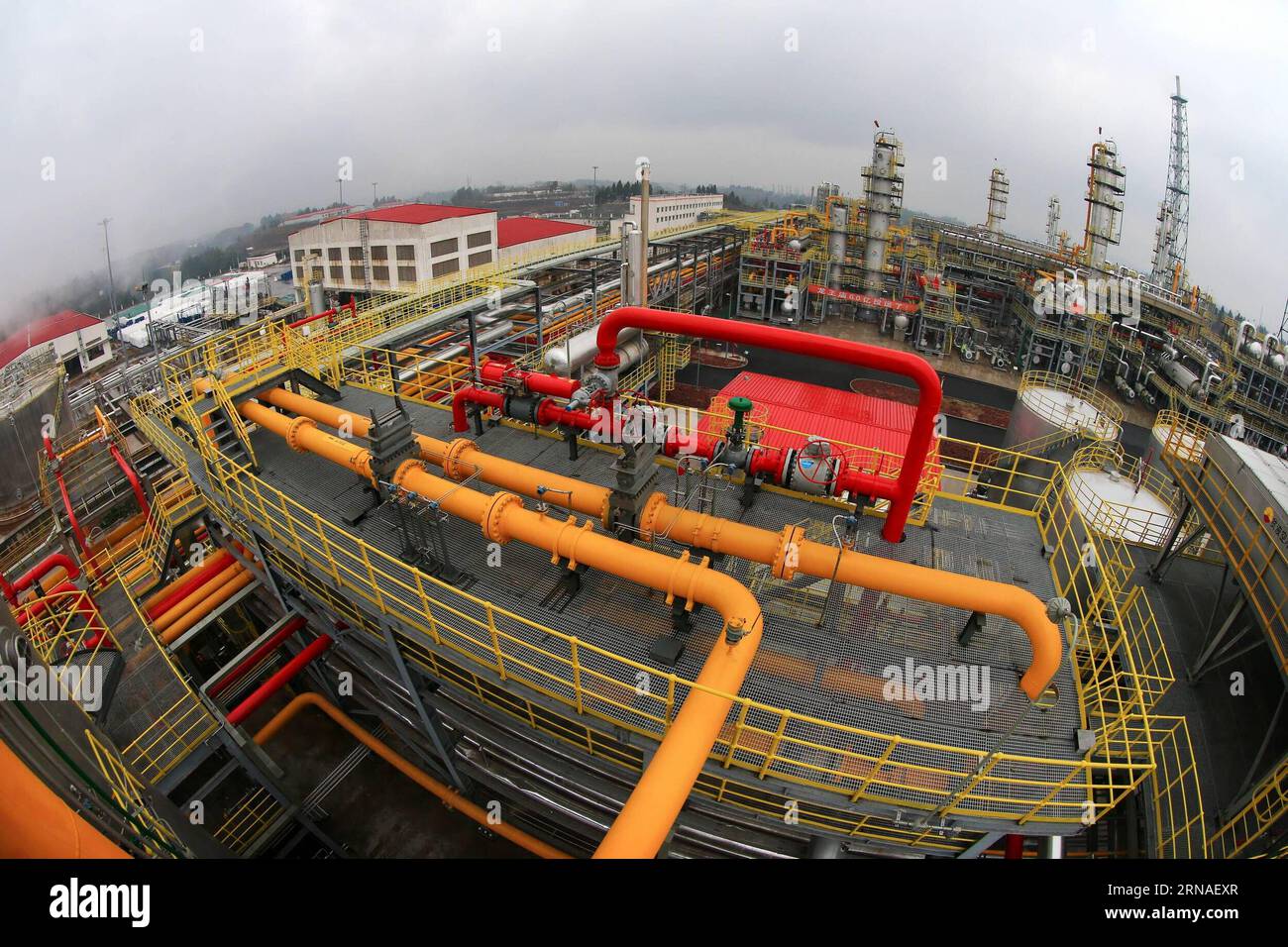 La photo prise le 22 janvier 2016 montre une usine de purification de gaz du réservoir de gaz Longwangmiao FM dans la ville de Suining, dans la province du Sichuan, au sud-ouest de la Chine. Le réservoir de gaz Longwangmiao FM, situé dans la partie centrale du bassin du Sichuan, a été découvert en septembre 2012 et a été mis en pleine production avec une production annuelle de gaz de 11 milliards de mètres cubes le 2015 octobre. Avec un gaz prouvé au lieu de 440,383 milliards de mètres cubes, c'est jusqu'à présent le plus grand réservoir de gaz marin monomère non compartimenté en Chine. (lfj) CHINA-SICHUAN-GAS RESERVOIR-OPERATION (CN) ZhongxMin PUBLICATIONxNOTxINxCHN Ph Banque D'Images