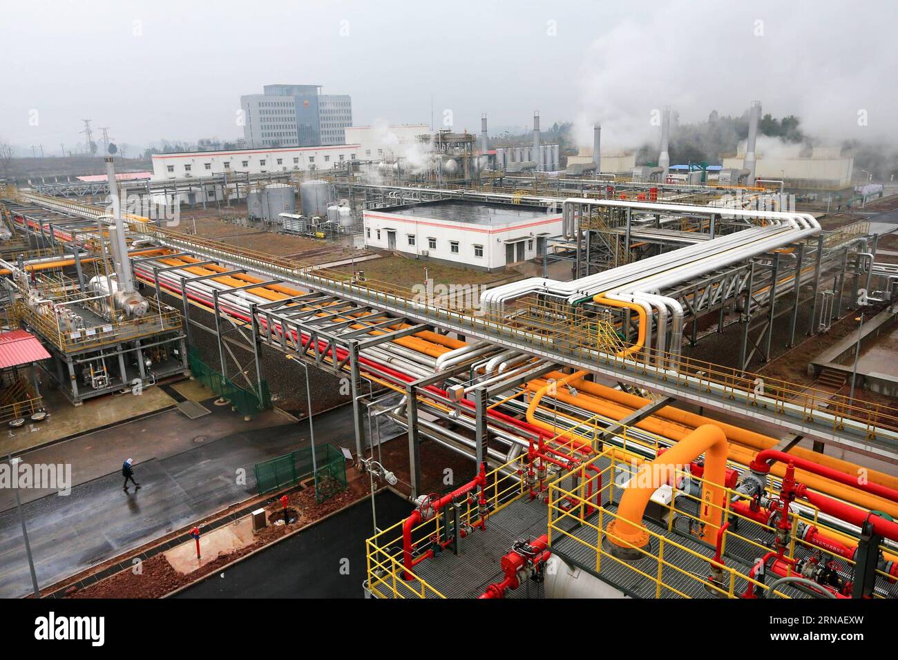 La photo prise le 22 janvier 2016 montre une usine de purification de gaz du réservoir de gaz Longwangmiao FM dans la ville de Suining, dans la province du Sichuan, au sud-ouest de la Chine. Le réservoir de gaz Longwangmiao FM, situé dans la partie centrale du bassin du Sichuan, a été découvert en septembre 2012 et a été mis en pleine production avec une production annuelle de gaz de 11 milliards de mètres cubes le 2015 octobre. Avec un gaz prouvé au lieu de 440,383 milliards de mètres cubes, c'est jusqu'à présent le plus grand réservoir de gaz marin monomère non compartimenté en Chine. (lfj) CHINA-SICHUAN-GAS RESERVOIR-OPERATION (CN) ZhongxMin PUBLICATIONxNOTxINxCHN Ph Banque D'Images
