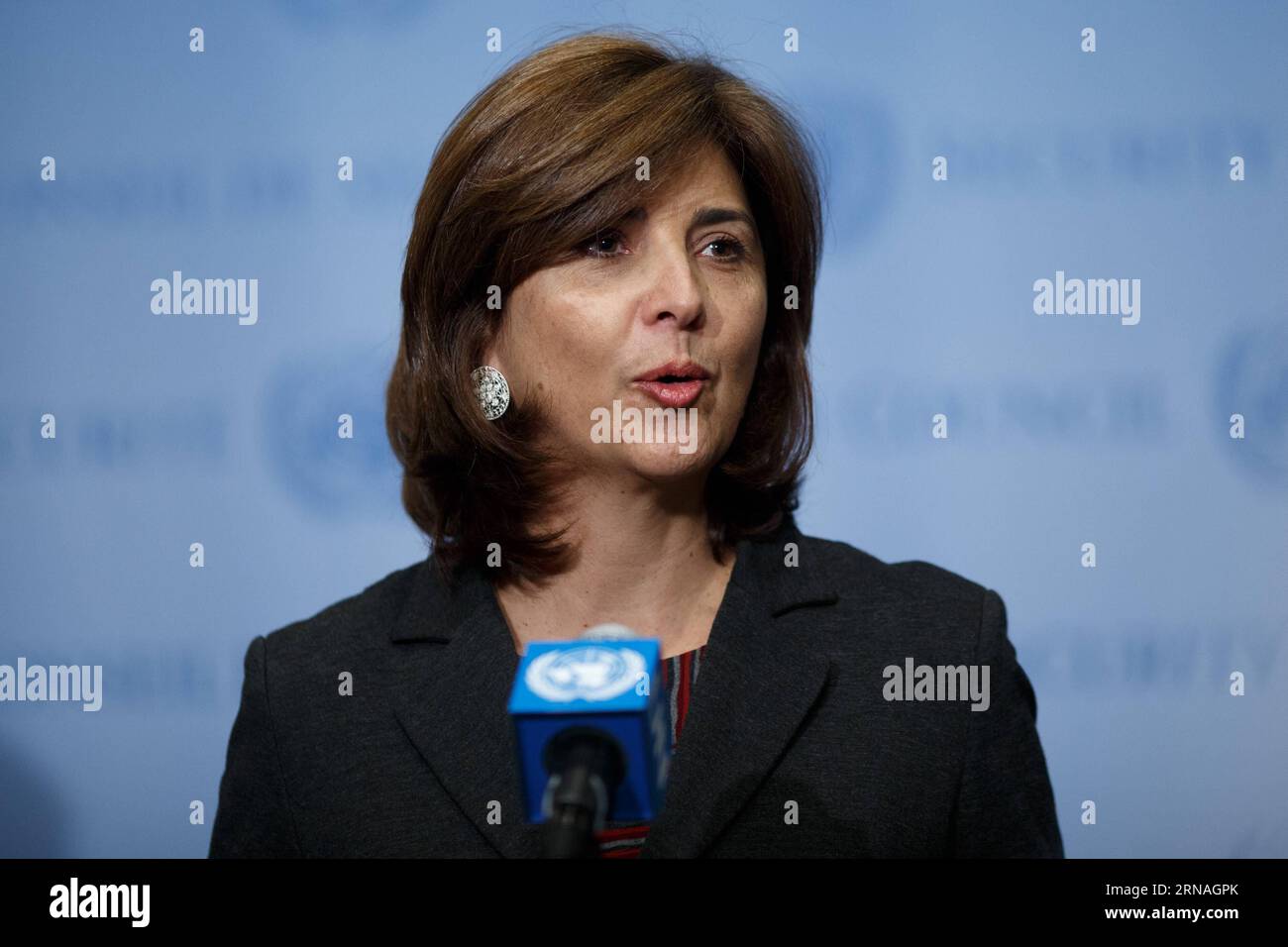 (160125) -- NATIONS UNIES, 25 janvier 2016 -- Maria Angela Holguin, ministre des Affaires étrangères de Colombie, s'adresse à la presse après que le Conseil de sécurité des Nations unies a adopté une résolution visant à établir une mission de surveillance du processus de paix en cours en Colombie, qui vise à mettre fin au conflit qui dure depuis 50 ans entre le gouvernement et les guérilleros des Forces armées révolutionnaires de Colombie (FARC), au siège des Nations unies à New York, 25 janvier 2016. ) CONSEIL DE SÉCURITÉ ONU-COLOMBIE-FARC LixMuzi PUBLICATIONxNOTxINxCHN 160125 Nations Unies Jan 25 2016 Mary Angela Holguin Ministres des Affaires étrangères de Colombie a Banque D'Images