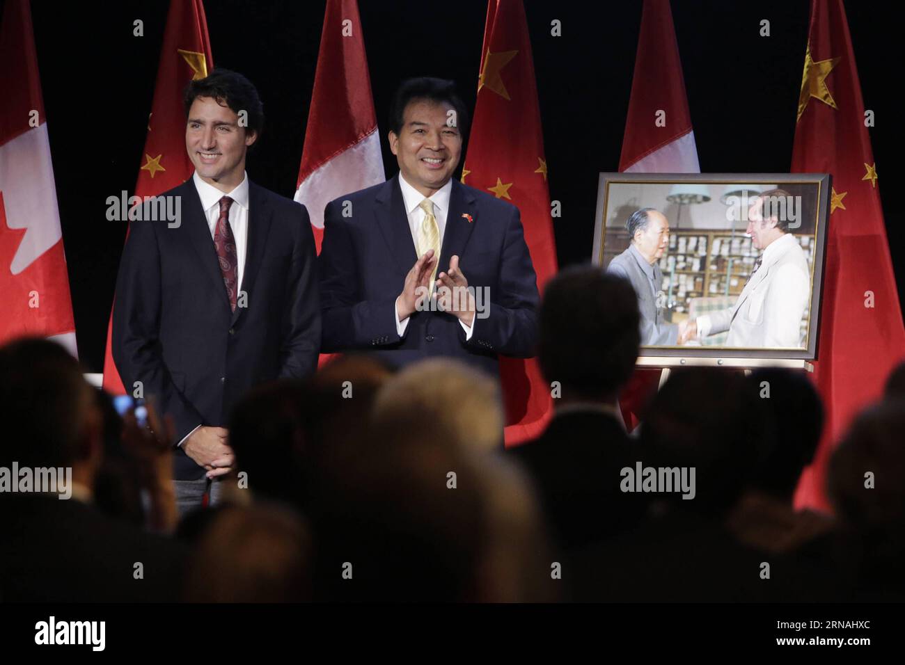 Canadian Prime Minister Justin Trudeau (L) and Chinese Ambassador to Canada Luo Zhaohui attend a commemorative reception for the 45th Anniversary of diplomatic relations between Canada and the People s Republic of China in Ottawa, Canada on Jan. 27, 2016. The event featured a photo exhibit portraying key milestones in the development of the Canada-China relationship, including two-way visits by various leaders over the past 45 years. David Kawai) CANADA-CHINA-DIPLOMACY-PHOTO SHOW libaodong PUBLICATIONxNOTxINxCHN   Canadian Prime Ministers Justin Trudeau l and Chinese Ambassador to Canada Luo Z Banque D'Images