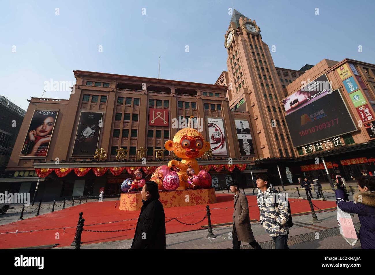 BEIJING, le 28 janvier 2016 -- les gens marchent devant un ensemble de lanternes en forme de singe dans une rue piétonne de Beijing, capitale de la Chine, le 28 janvier 2016. La ville de Pékin met en place diverses décorations comme des lanternes rouges et des lampes festons ornementales dans les rues pour le prochain Festival du printemps, qui tombera le 8 février. )(wjq) CHINA-BEIJING-SPRING FESTIVAL (CN) ChenxYehua PUBLICATIONxNOTxINxCHN Beijing Jan 28 2016 célébrités marchent près d'un ensemble de lanternes en forme de singe SUR une rue piétonne à Pékin capitale de la Chine Jan 28 2016 la ville de Pékin met en place diverses décorations comme Red Lanter Banque D'Images