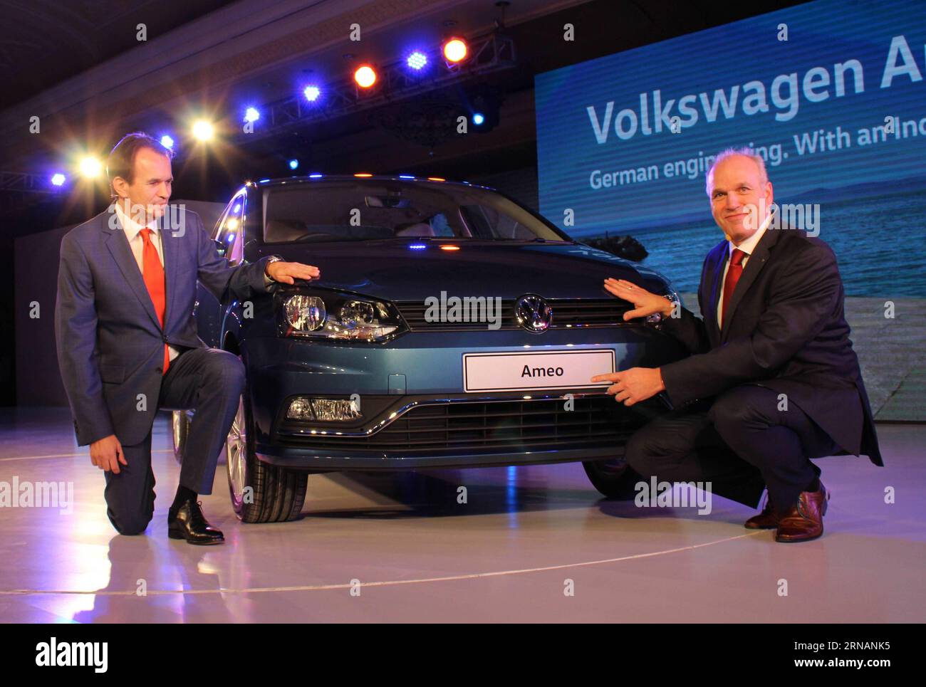 Michael Mayer (à gauche), directeur des voitures particulières de Volkswagen en Inde, et Jurgen Stackmann, membre du conseil d administration pour les ventes et le marketing mondiaux des voitures particulières Volkswagen, posent avec la voiture Volkswagen Ameo nouvellement dévoilée à New Delhi, en Inde, le 2 février 2016. Le géant allemand de l'automobile a dévoilé mardi la berline compacte qui sera lancée plus tard cette année en Inde.)(zhf) INDIA-NEW DELHI-VOLKSWAGEN-AMEO-DÉVOILEMENT Stringer PUBLICATIONxNOTxINxCHN Michael Mayer l Volkswagen S Directeur des voitures de tourisme en Inde et Jurgen Stackmann membre du conseil d'administration pour les ventes mondiales et le marketing des voitures de tourisme Volkswagen Banque D'Images