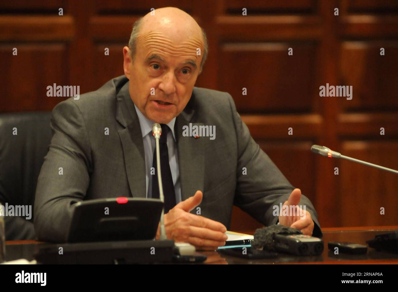 Alain Juppe, ancien Premier ministre français et maire de Bordeaux, prononce une conférence de presse à Alger le 2 février 2016. Alain Juppe a effectué une visite de trois jours en Algérie du 1 février. ()(zhf) ALGERIA-FRANCE-ALAIN JUPPE-VISIT Xinhua PUBLICATIONxNOTxINxCHN Alain Juppe ancien Premier ministre français et maire de Bordeaux prononce une conférence de presse à Alger le 2 2016 février Alain Juppe EN visite de trois jours en Algérie le 1 février Algérie France Alain Juppe Visit XINHUA PUBLICATIONxNOTxINxCHN Banque D'Images