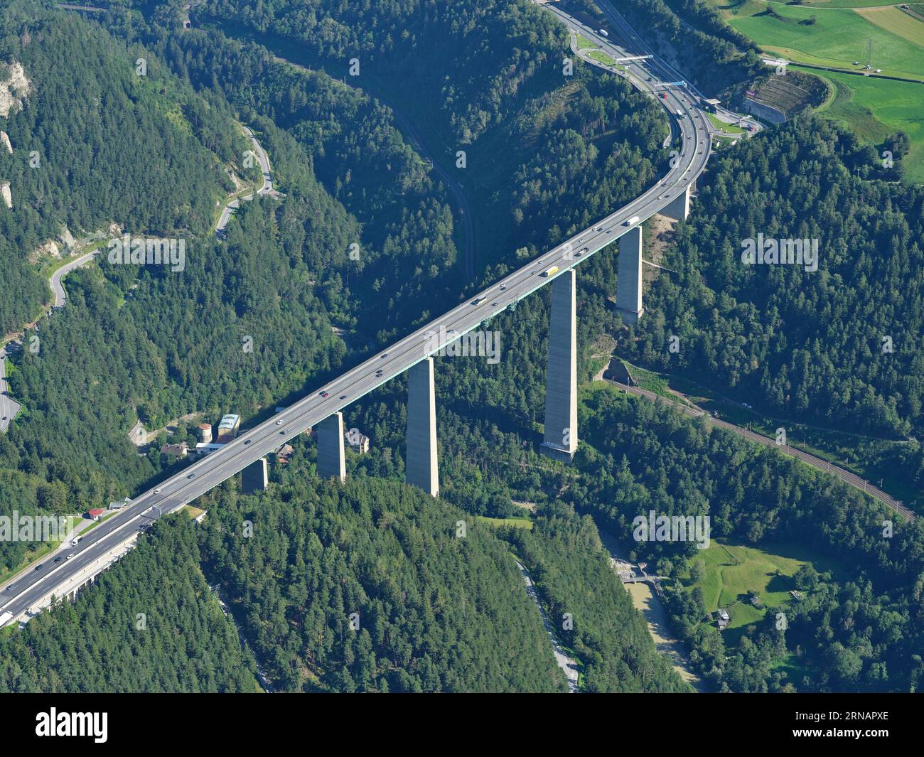 VUE AÉRIENNE. L'autoroute A13 Brenner sur le Europabrücke (Pont de l'Europe). Schönberg im Stubaital, Tyrol, Autriche. Banque D'Images