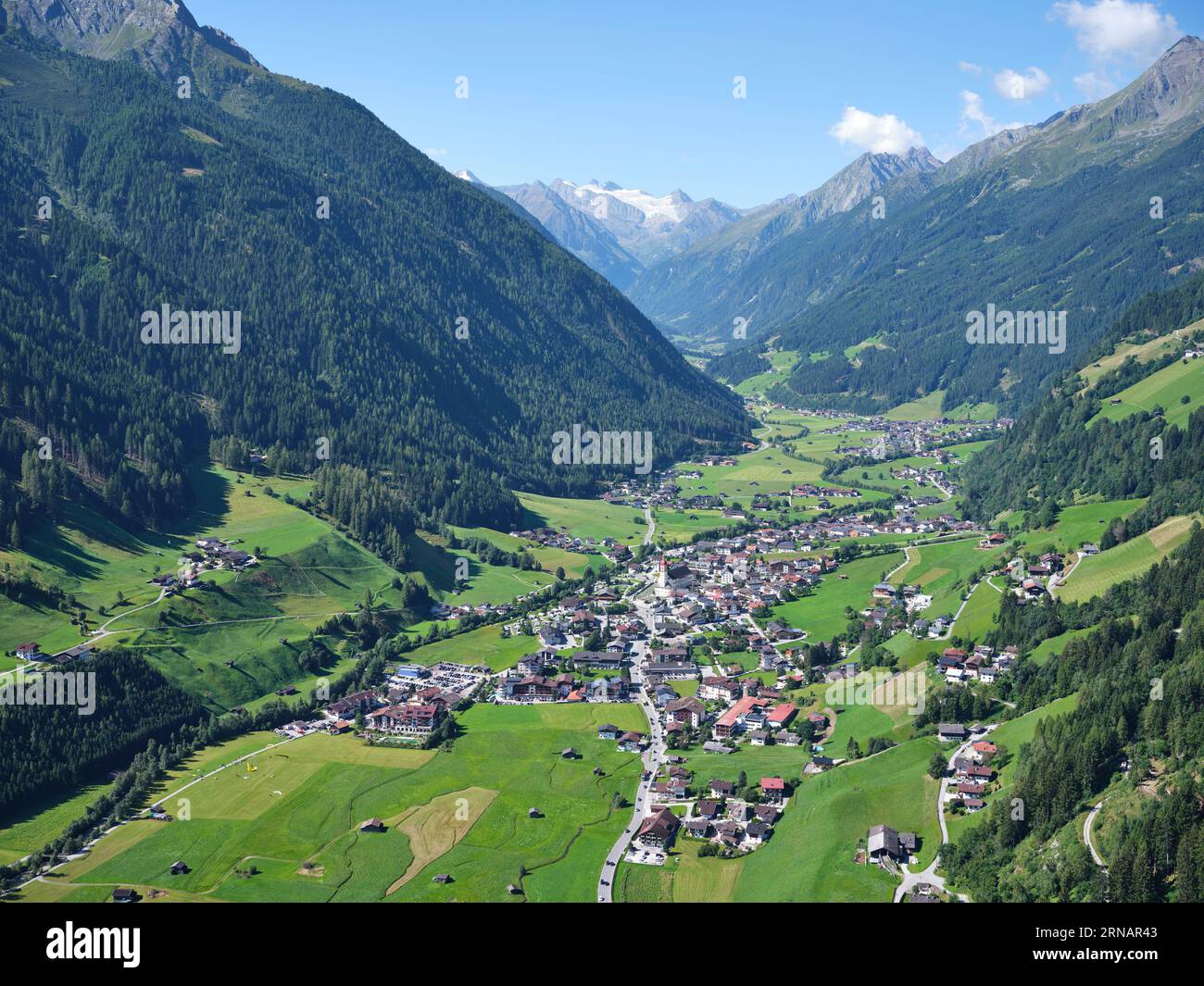 VUE AÉRIENNE. La vallée du Stubai avec Neustift im Stubaital et, au loin, le Zuckerhütl (3507m) et le glacier Sulzenauferner. Tyrol, Autriche. Banque D'Images