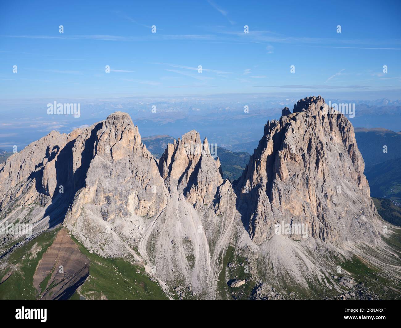 VUE AÉRIENNE. Groupe Sassolungo avec son plus haut sommet, le Sassolungo (en italien) ou Langkofel (en allemand) de 3181 mètres de haut. Dolomites, Italie. Banque D'Images