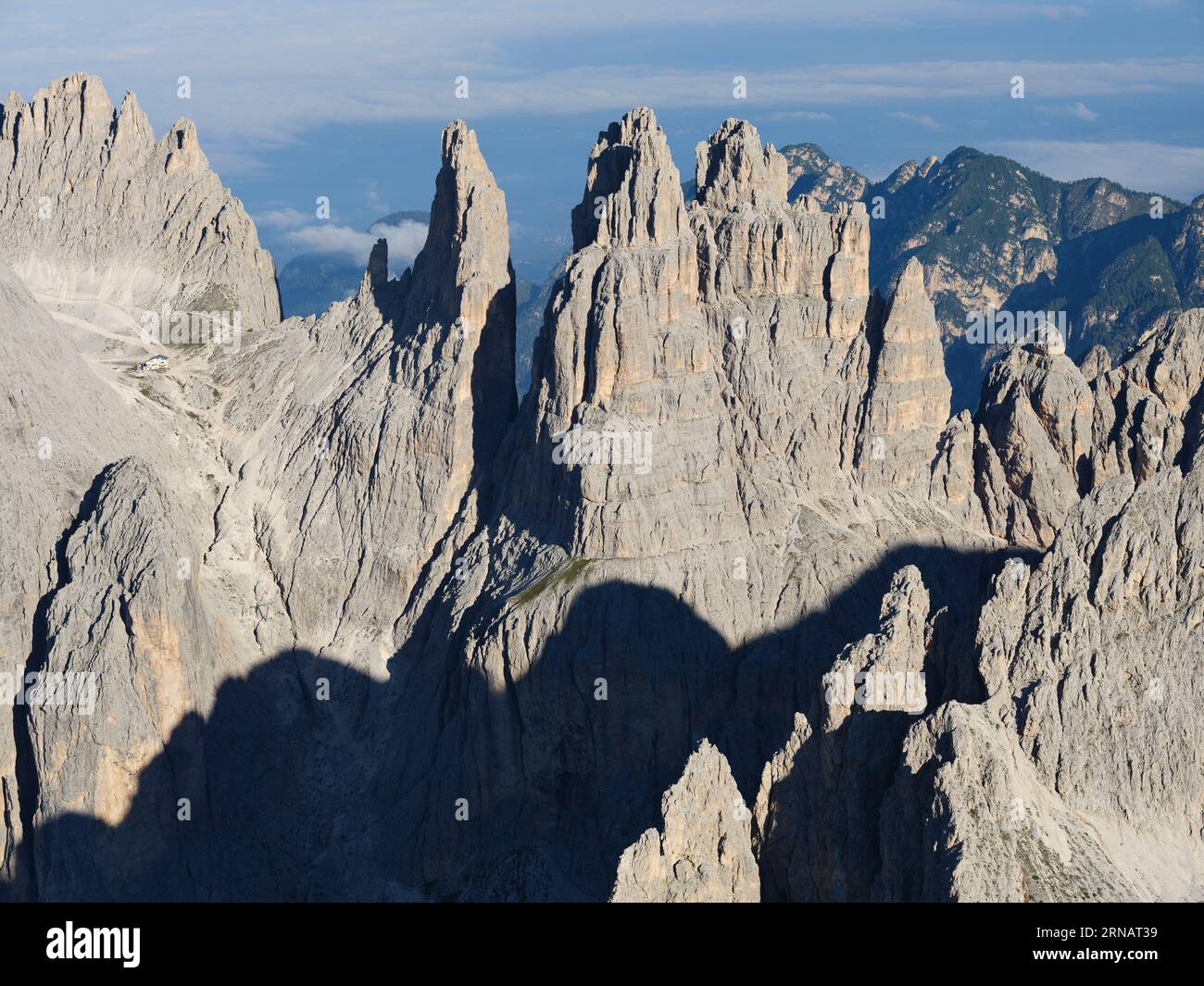VUE AÉRIENNE. Les hautes tours Vajolet (altitude : 2821m) vues de l'est. Dans le massif de Catinaccio des Dolomites. Trentin-Haut-Adige, Italie. Banque D'Images