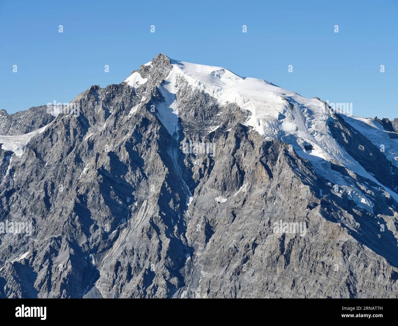 VUE AÉRIENNE. Les Ortles (en italien) ou Ortler (en allemand), un sommet de 3905 mètres de haut dans le massif des Ortles. Stilfs, Trentin-Haut-Adige, Italie. Banque D'Images