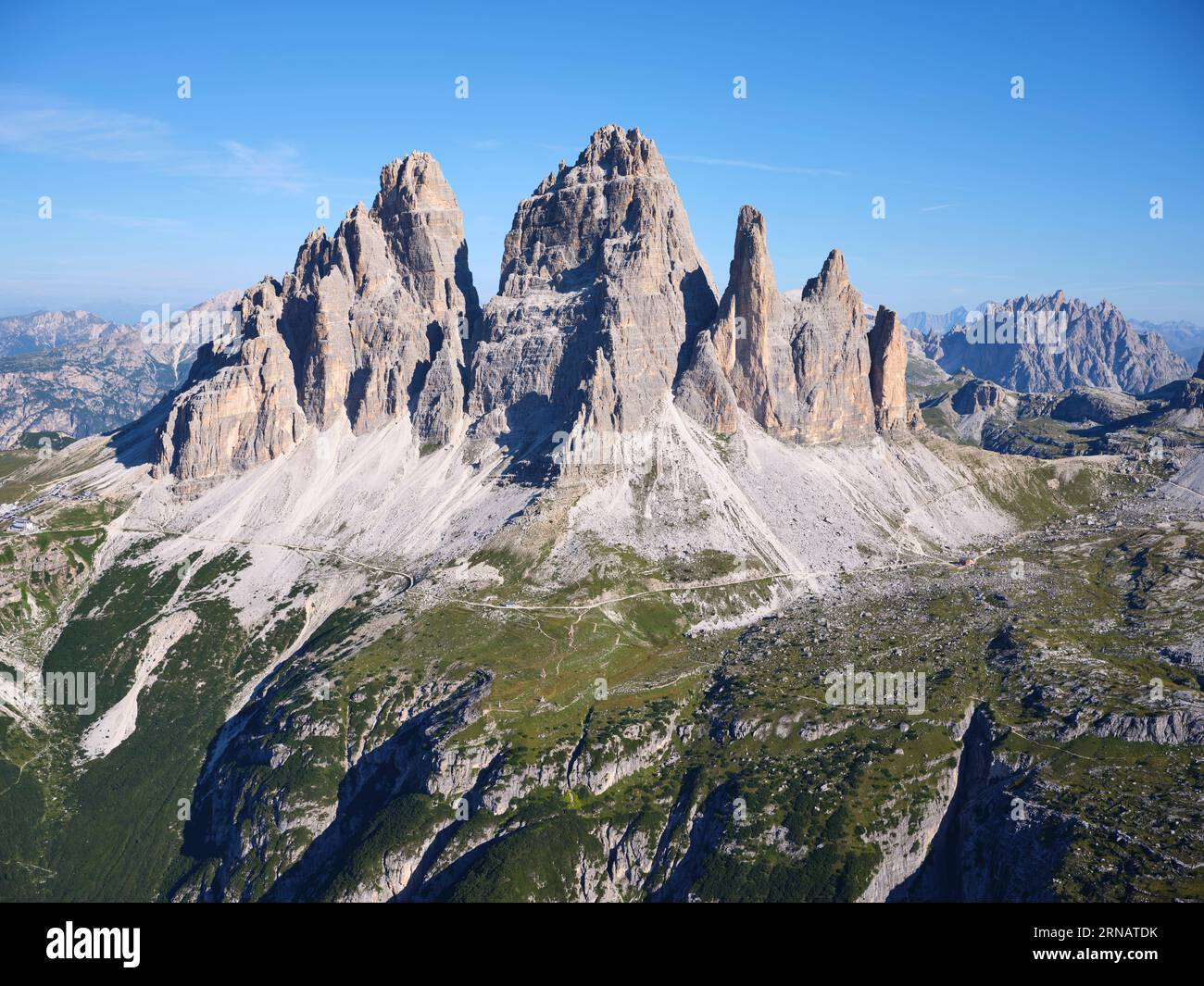VUE AÉRIENNE. Le côté sud de l'emblématique Tre cime di Lavaredo (altitude : 2999 mètres). Auronzo di Cadore, province de Belluno, Vénétie, Italie. Banque D'Images